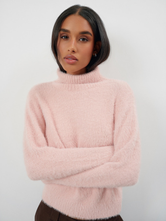Sweter z golfem w kolorze pastelowego różu 