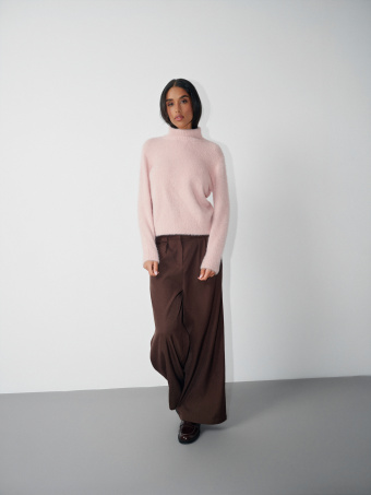 Sweter z golfem w kolorze pastelowego różu 