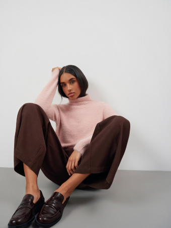 Sweter z golfem w kolorze pastelowego różu 