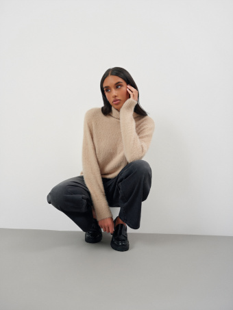 Sweter z golfem w kolorze beżowym 