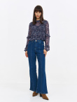 Stylowe granatowe jeansy flare z przeszyciem