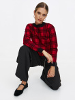 Czerwony sweter w czarną kratę 