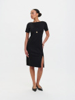 Ołówkowa sukienka z rozcięciem 