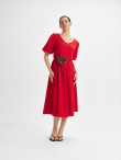 Czerwona sukienka z paskiem w talii 