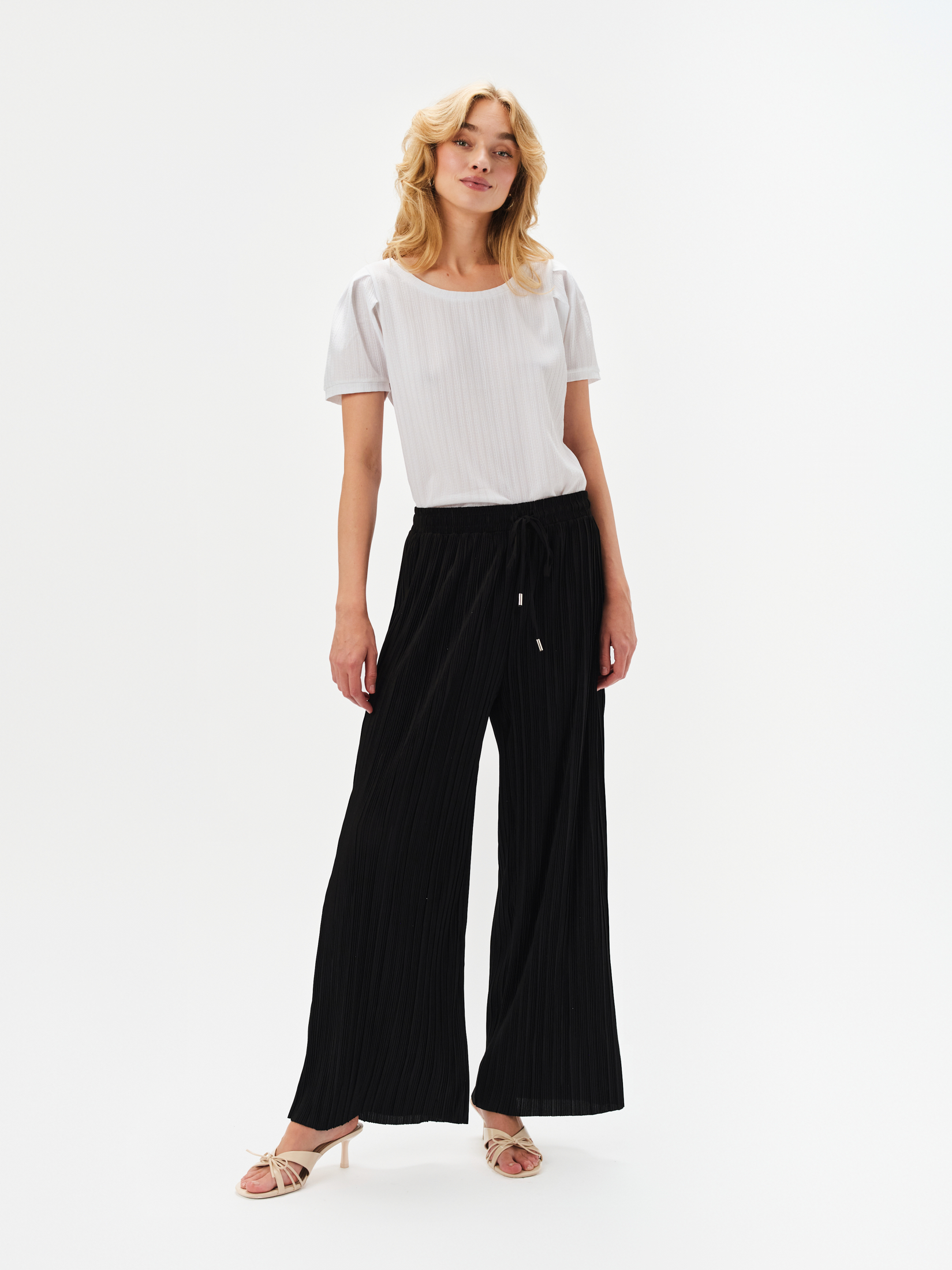 Czarne spodnie o strukturalnej fakturze