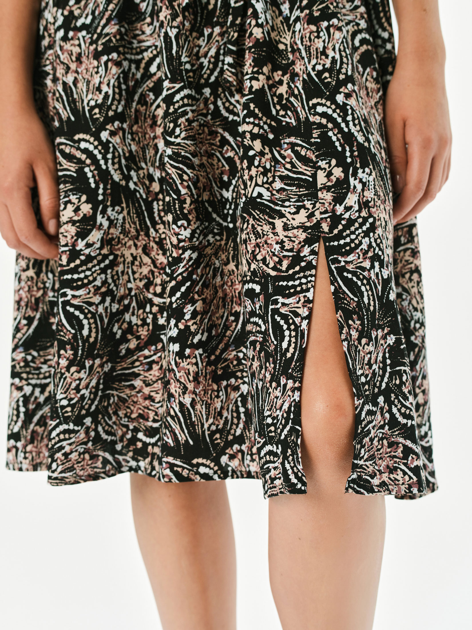 Printowana sukienka z dekoltem v