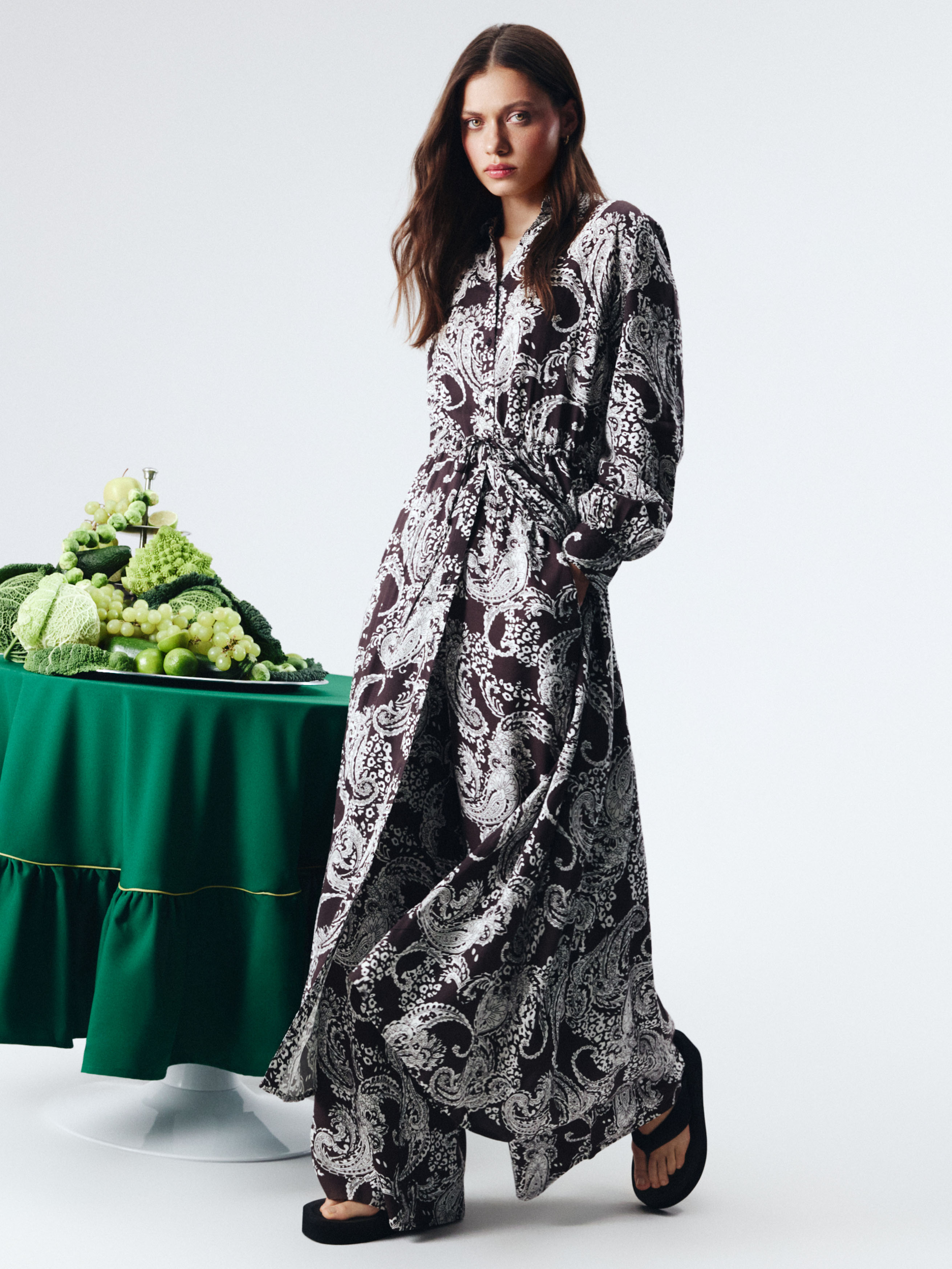 Brązowa sukienka z efektownym nadrukiem 