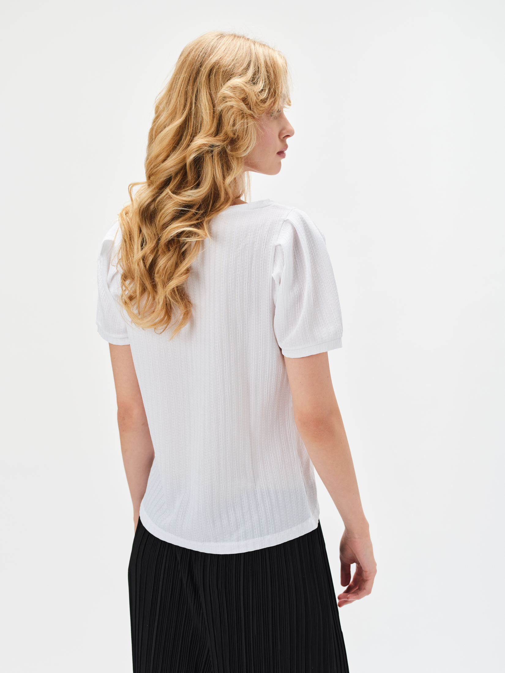 Top z fakturą w kolorze złamanej bieli 