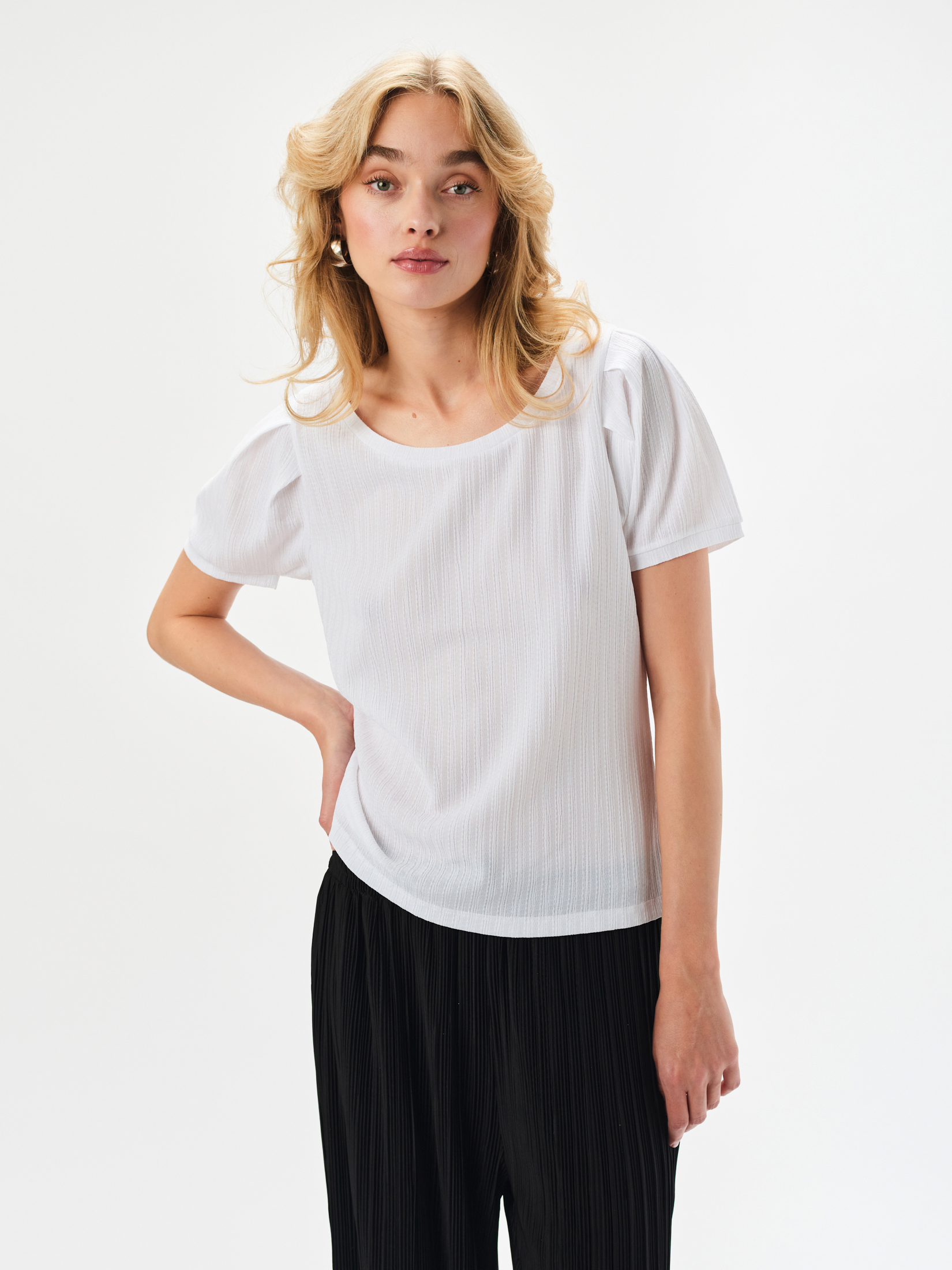 Top z fakturą w kolorze złamanej bieli 