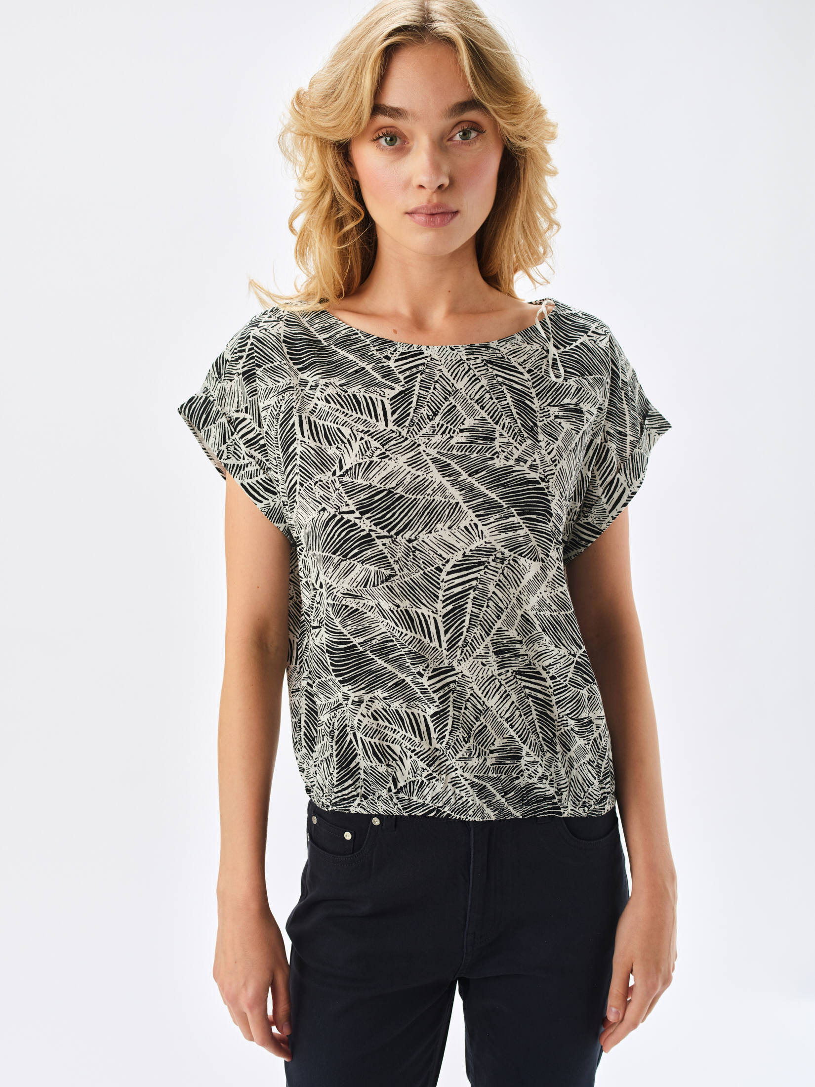 Bluzka z tropikalnym motywem 