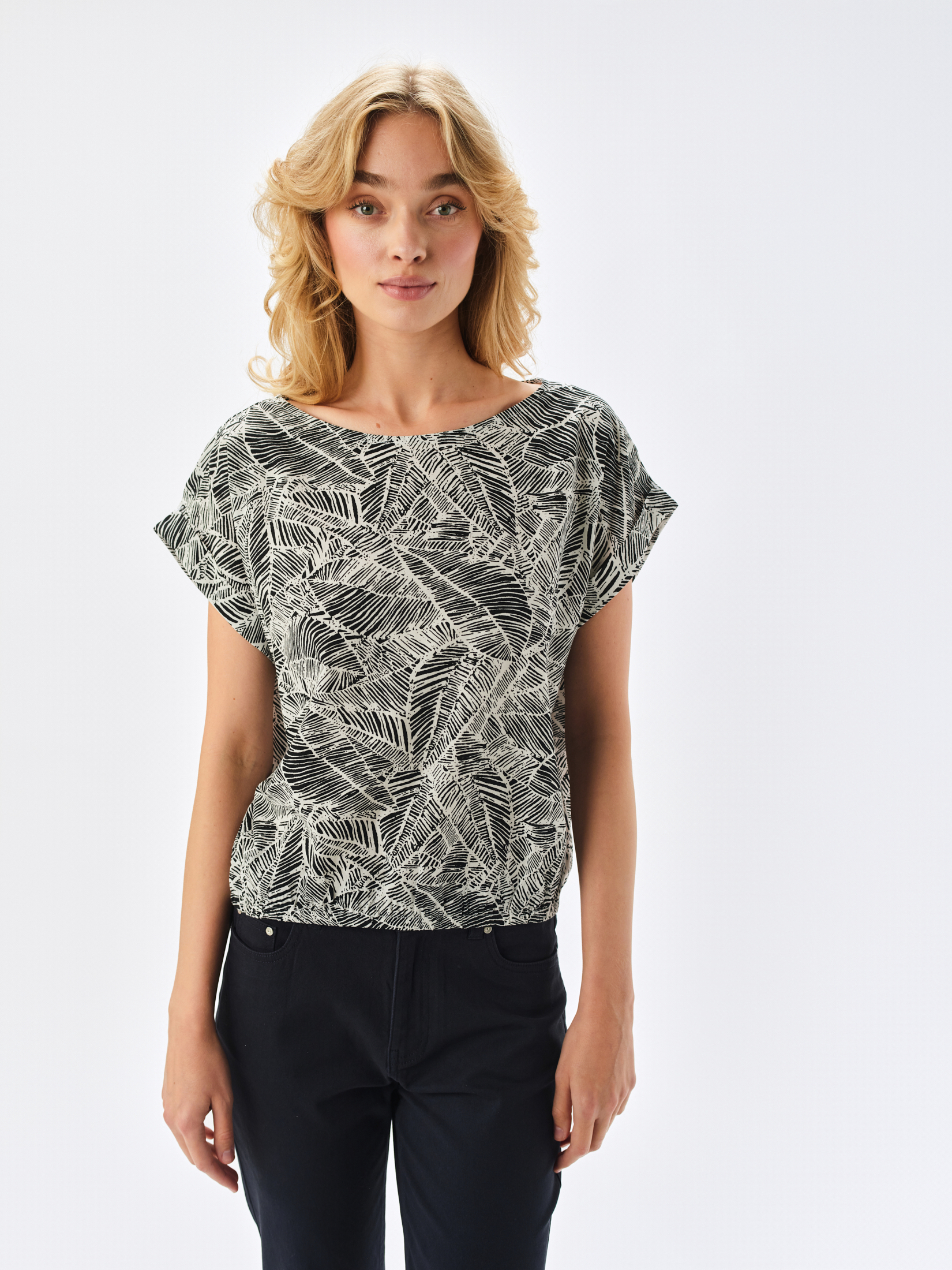 Bluzka z tropikalnym motywem 