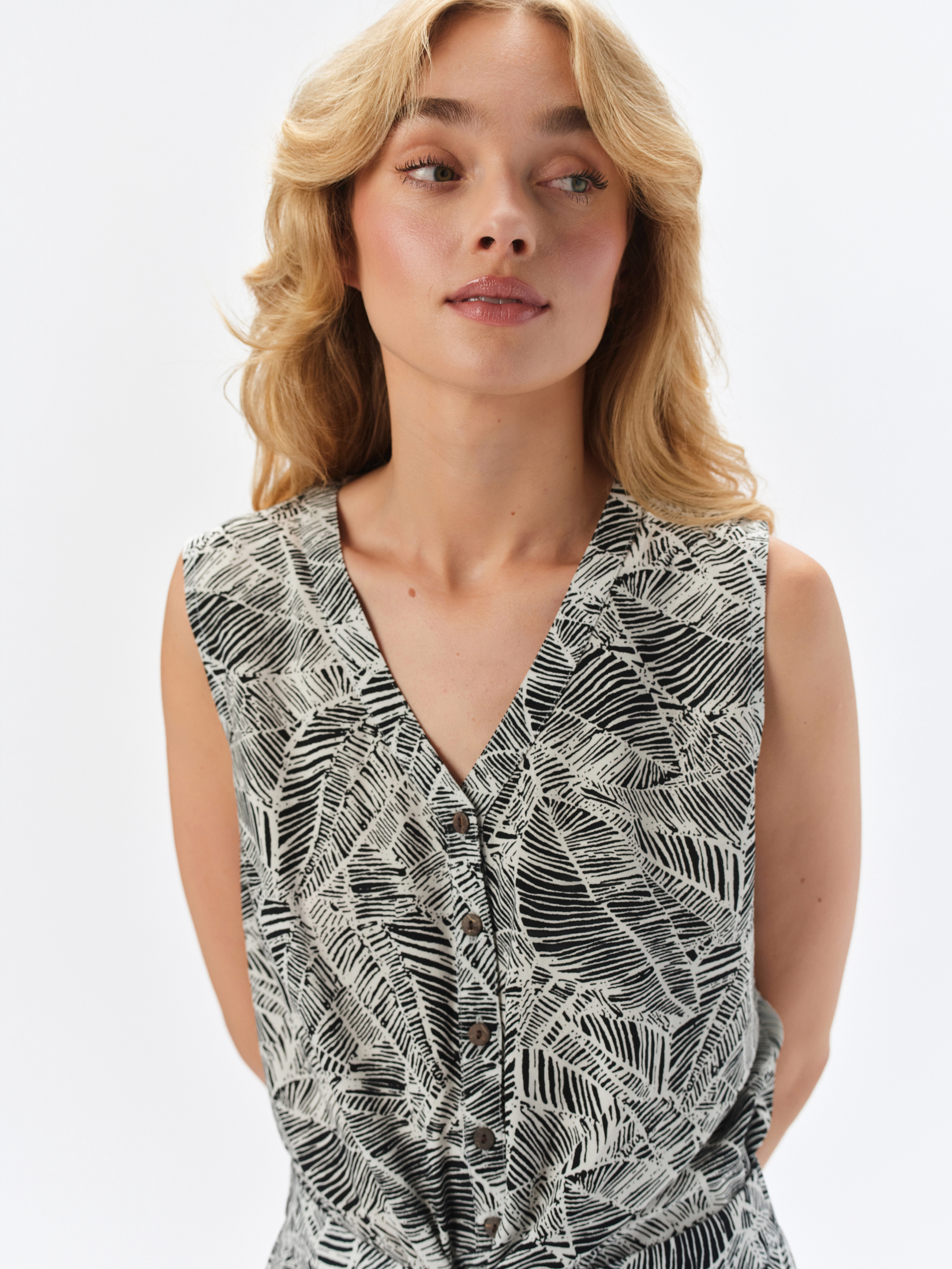 Bluzka bez rękawów z wzorem tropic