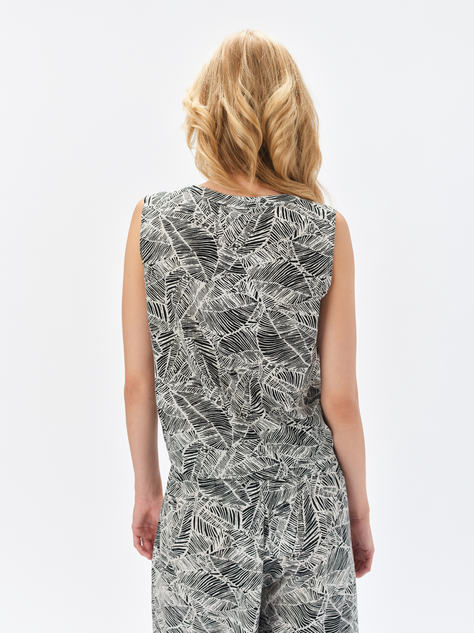 Bluzka bez rękawów z wzorem tropic