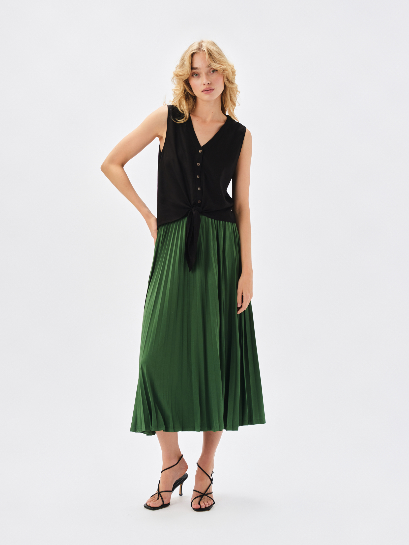 Czarna bluzka z wiązaniem u dołu 