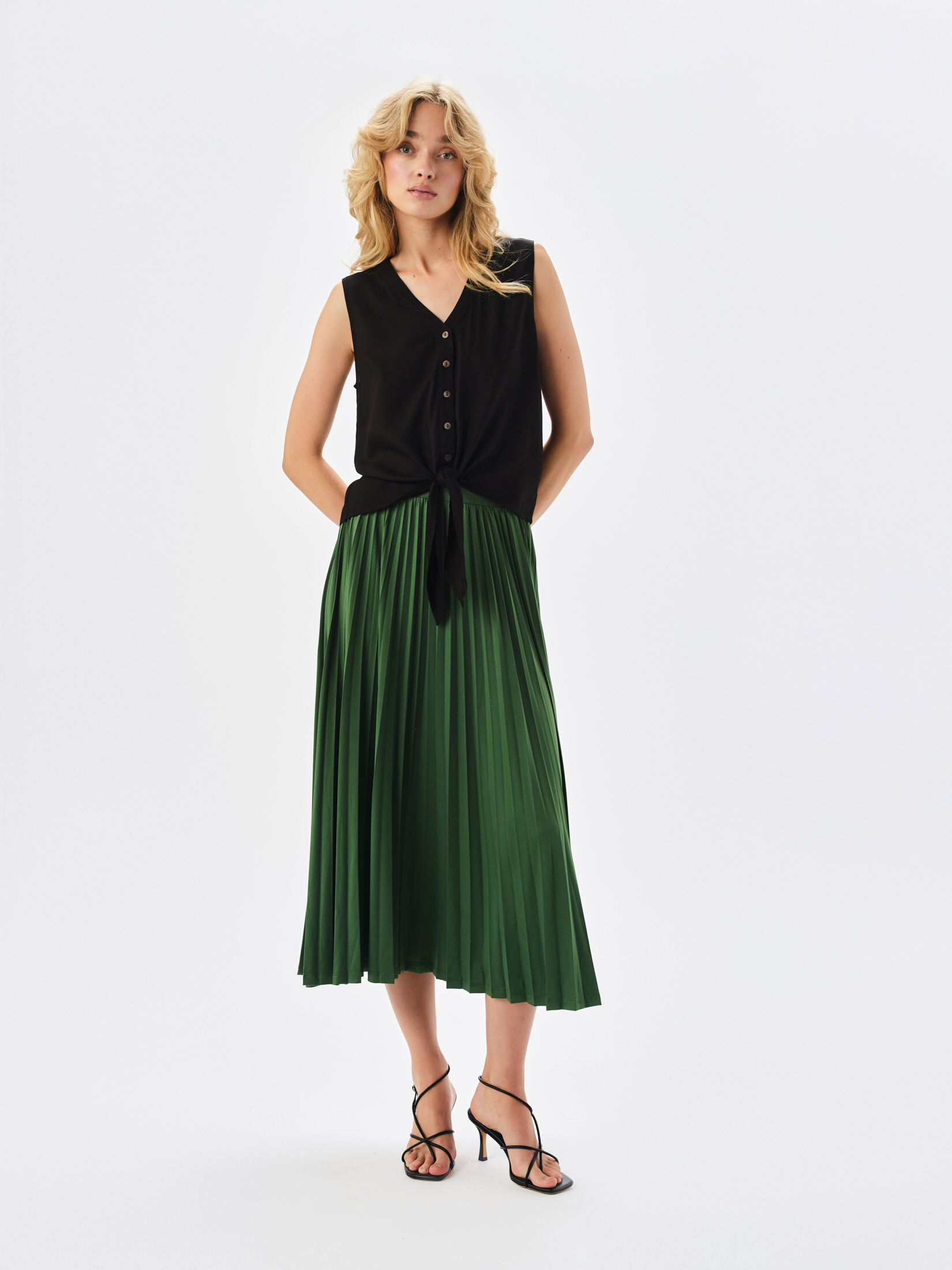 Czarna bluzka z wiązaniem u dołu 