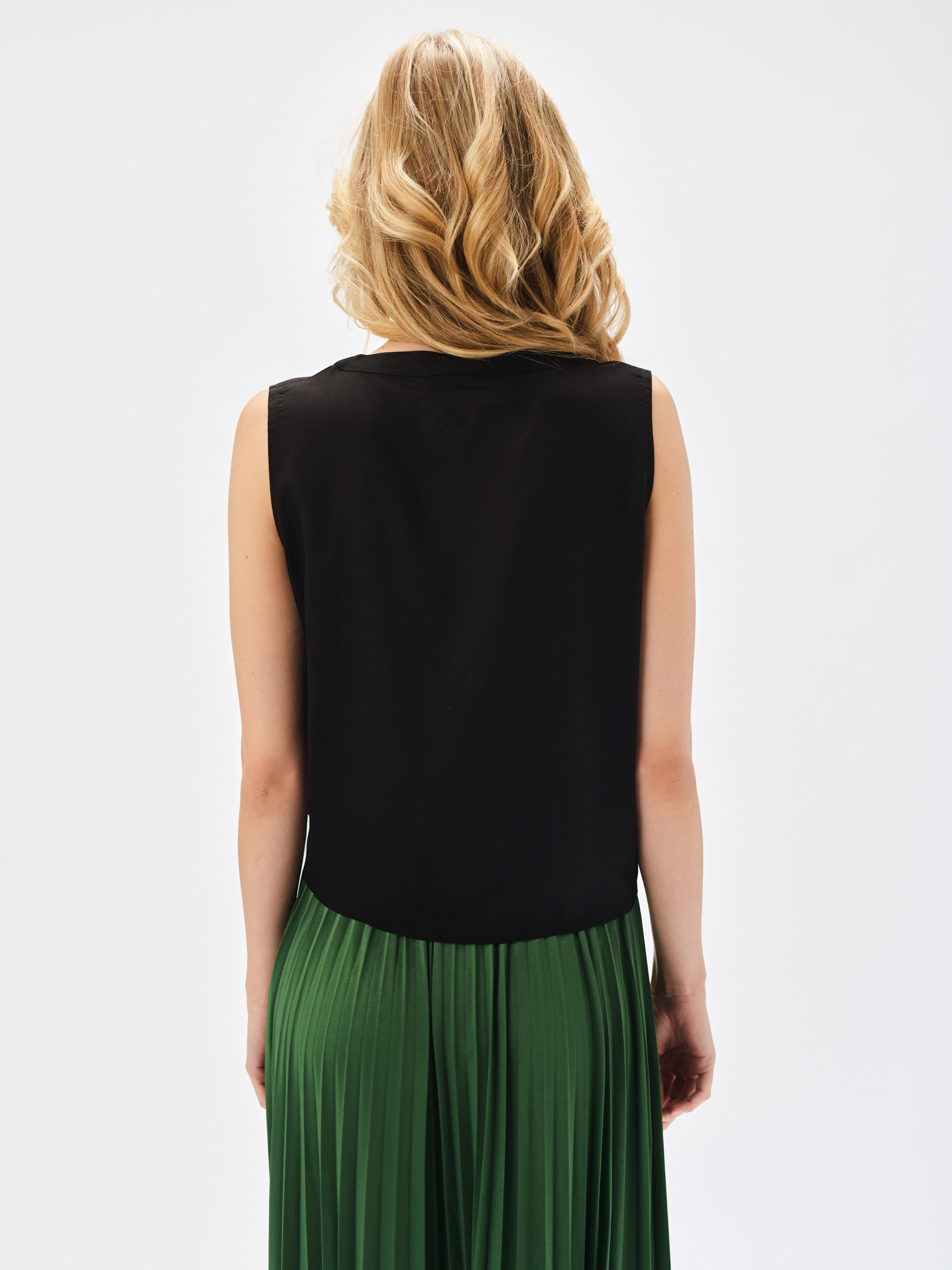 Czarna bluzka z wiązaniem u dołu 