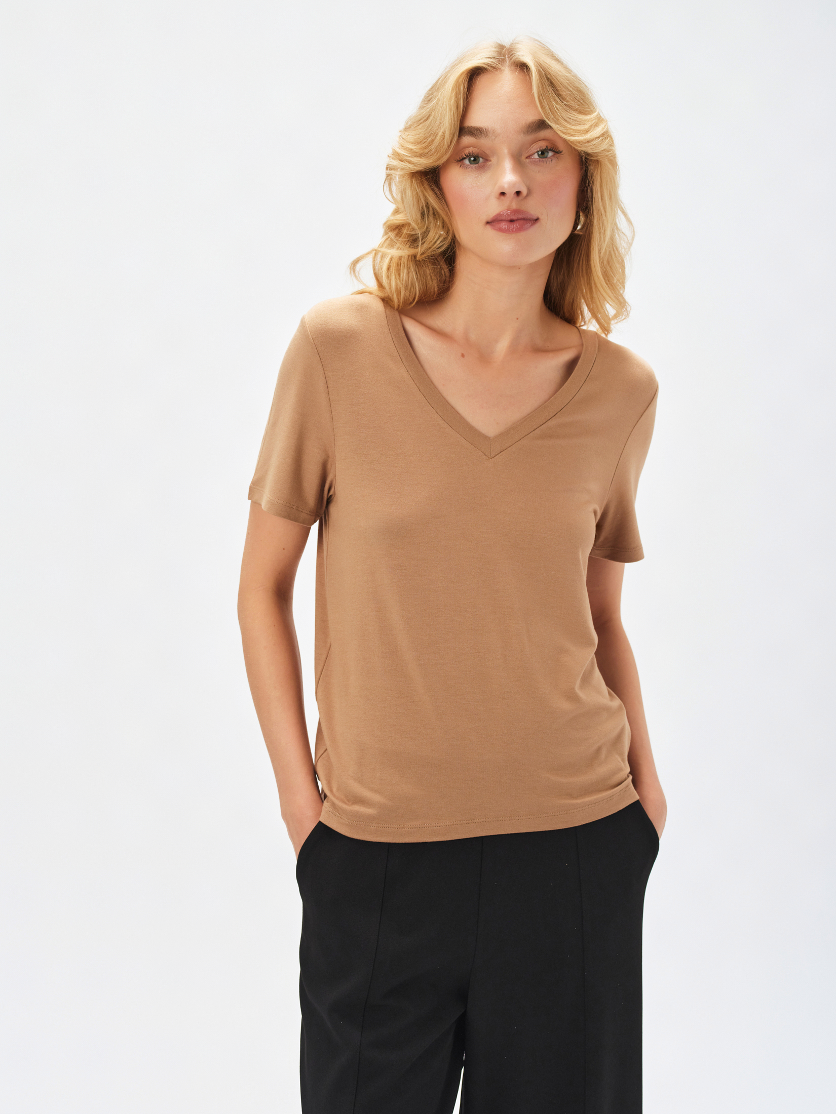 Beżowy t-shirt z krótkim rękawem 