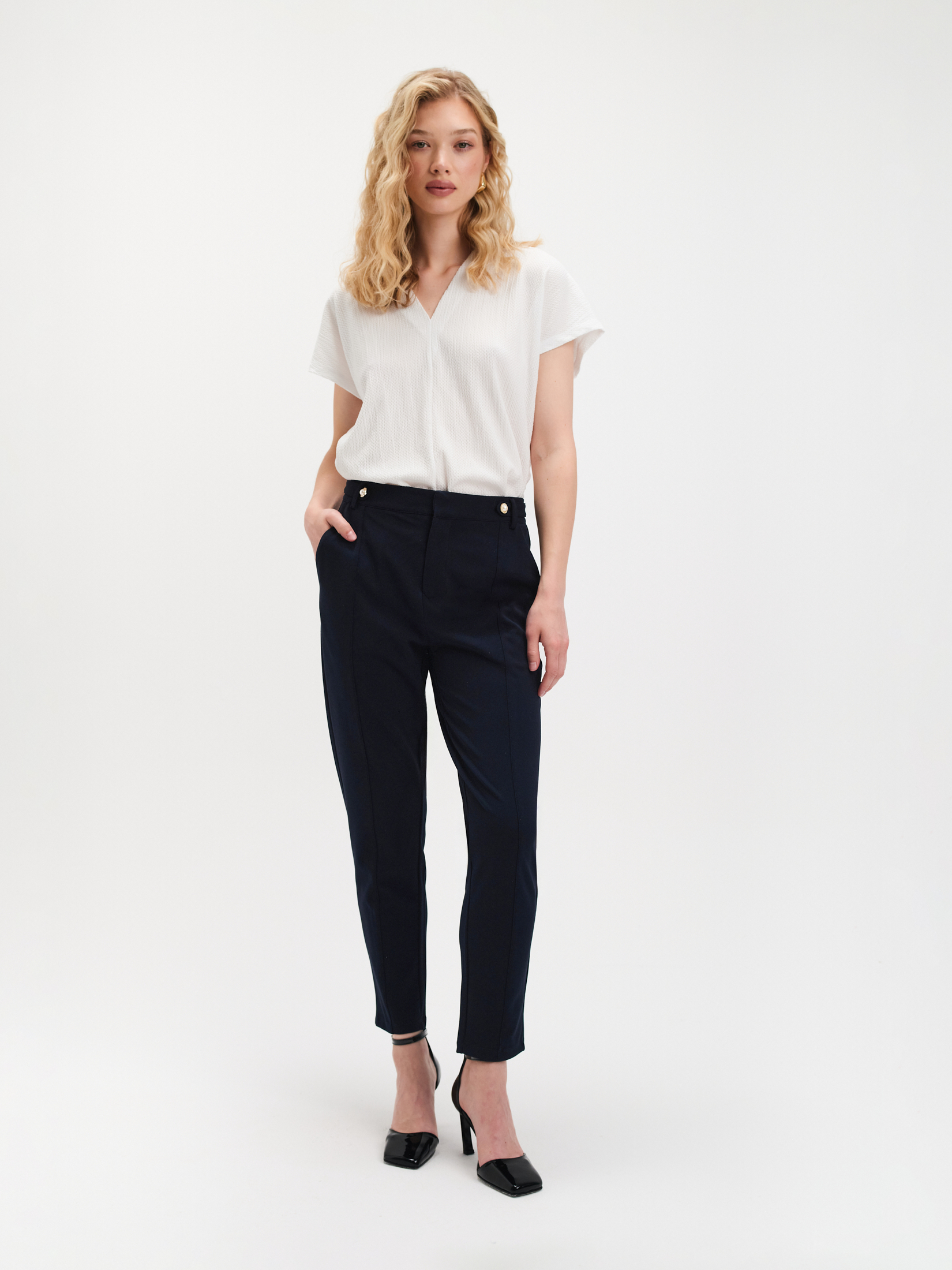 Biała bluzka z dekoltem v-neck 