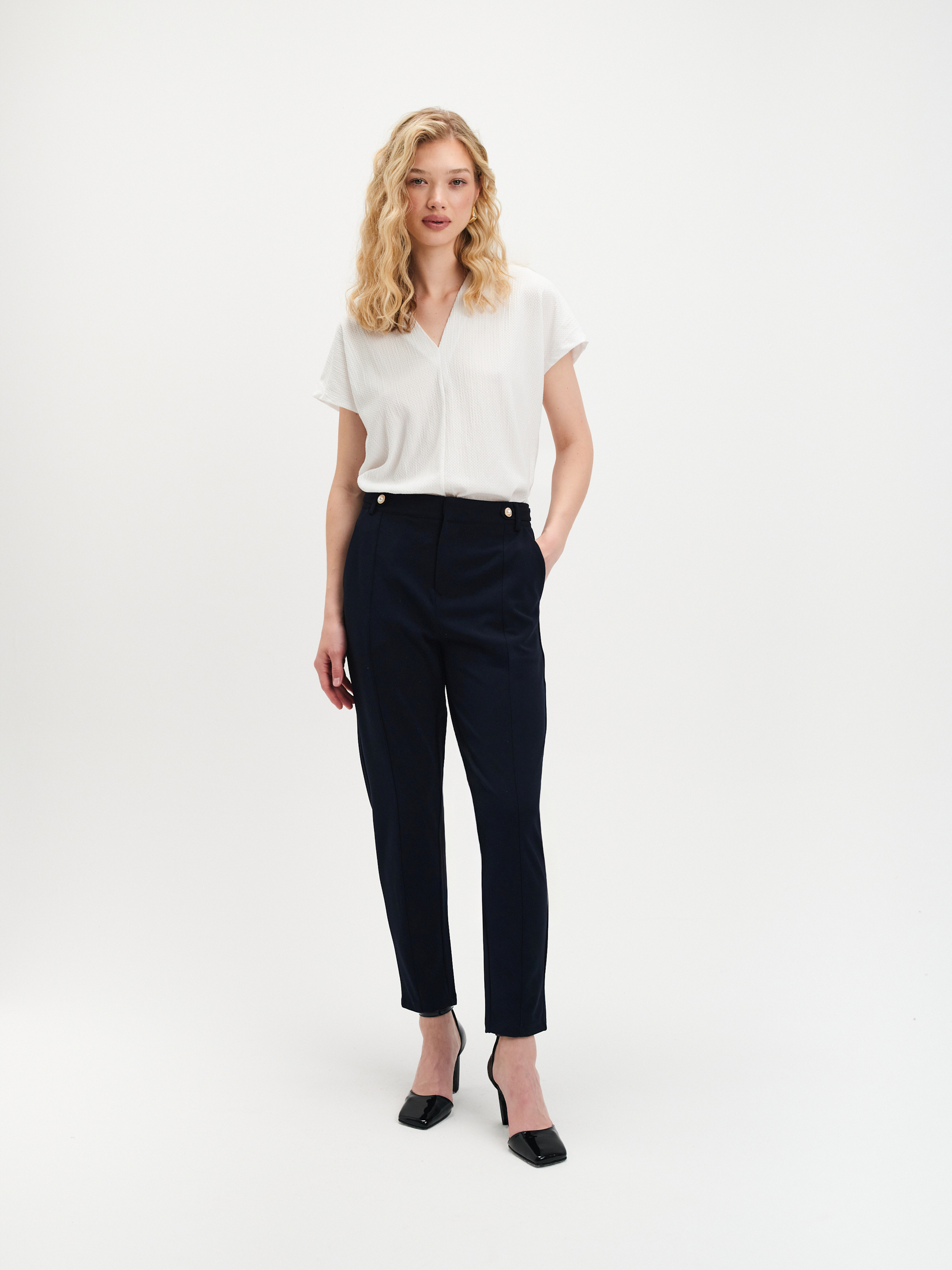 Biała bluzka z dekoltem v-neck 