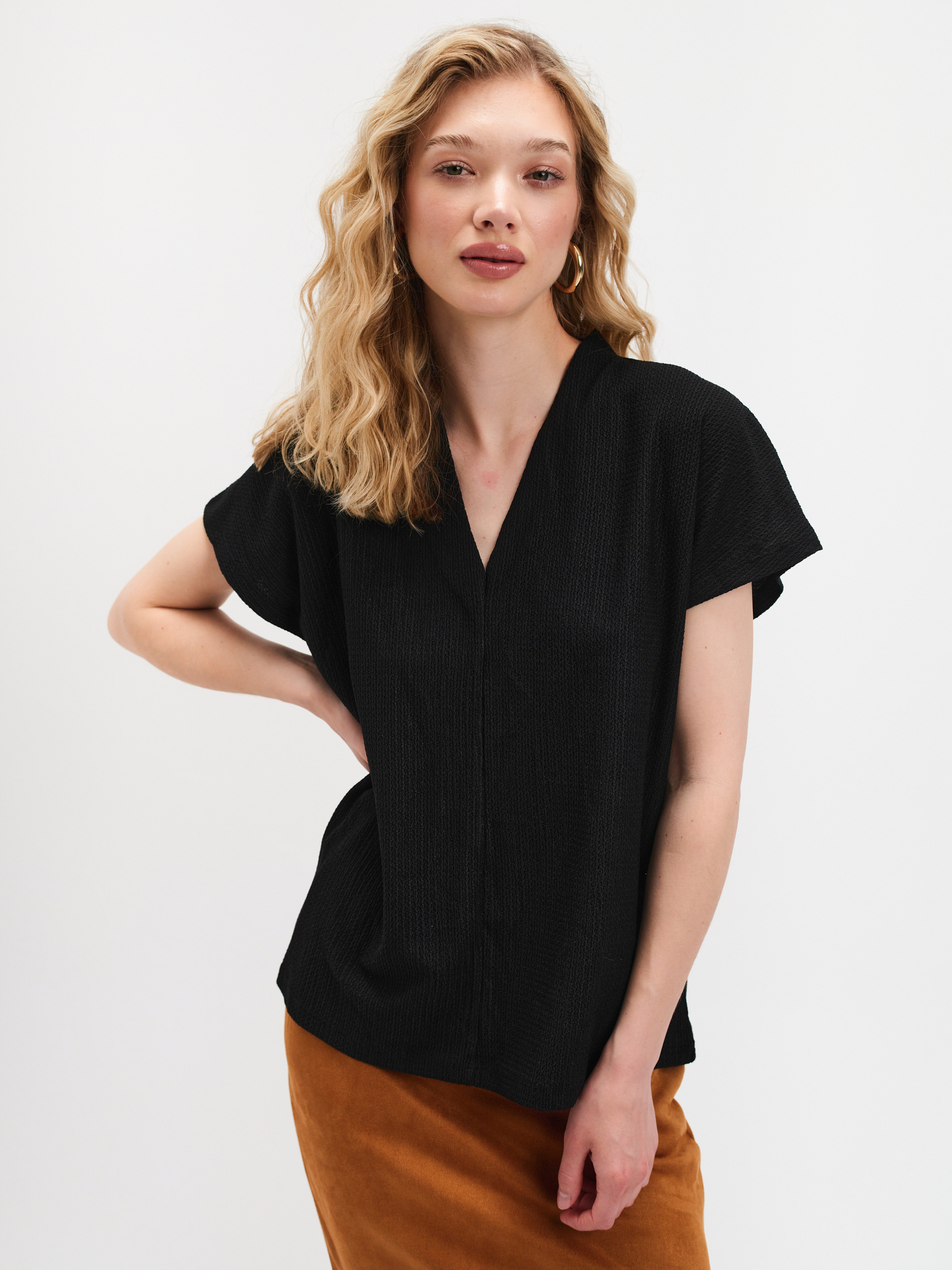 Czarna bluzka z dekoltem v-neck 