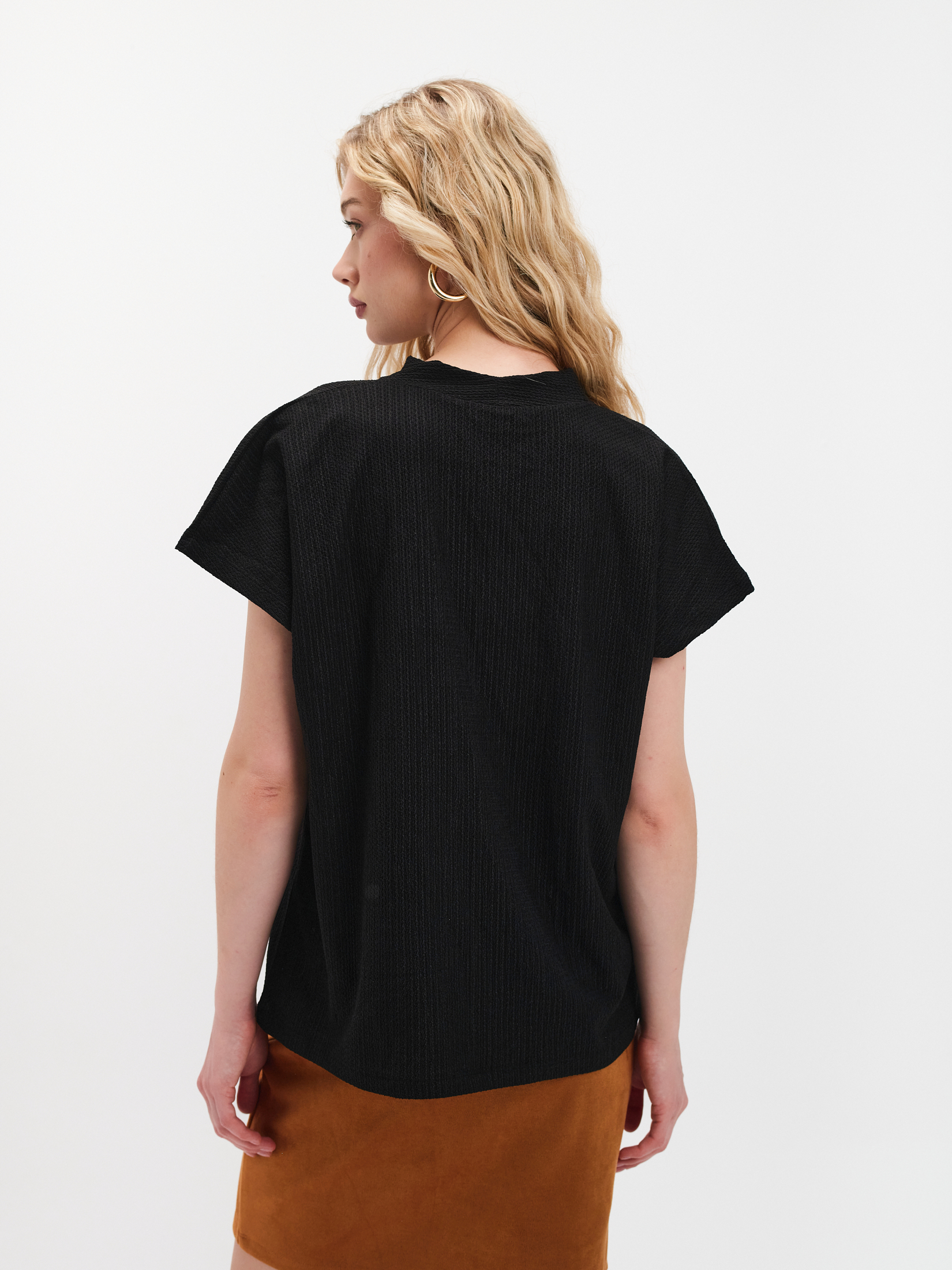 Czarna bluzka z dekoltem v-neck 
