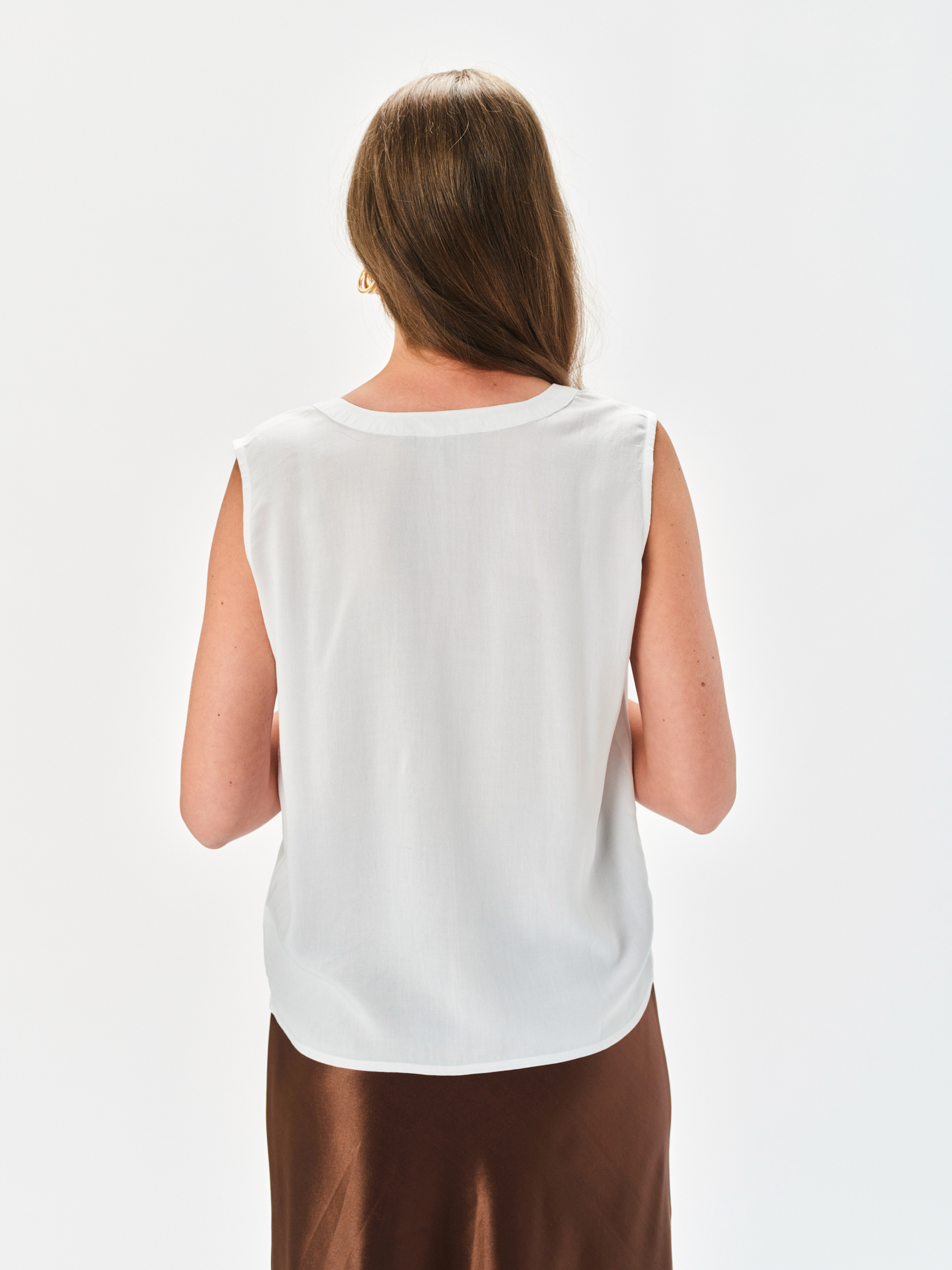 Biała bluzka z wiązaniem przy dekolcie 