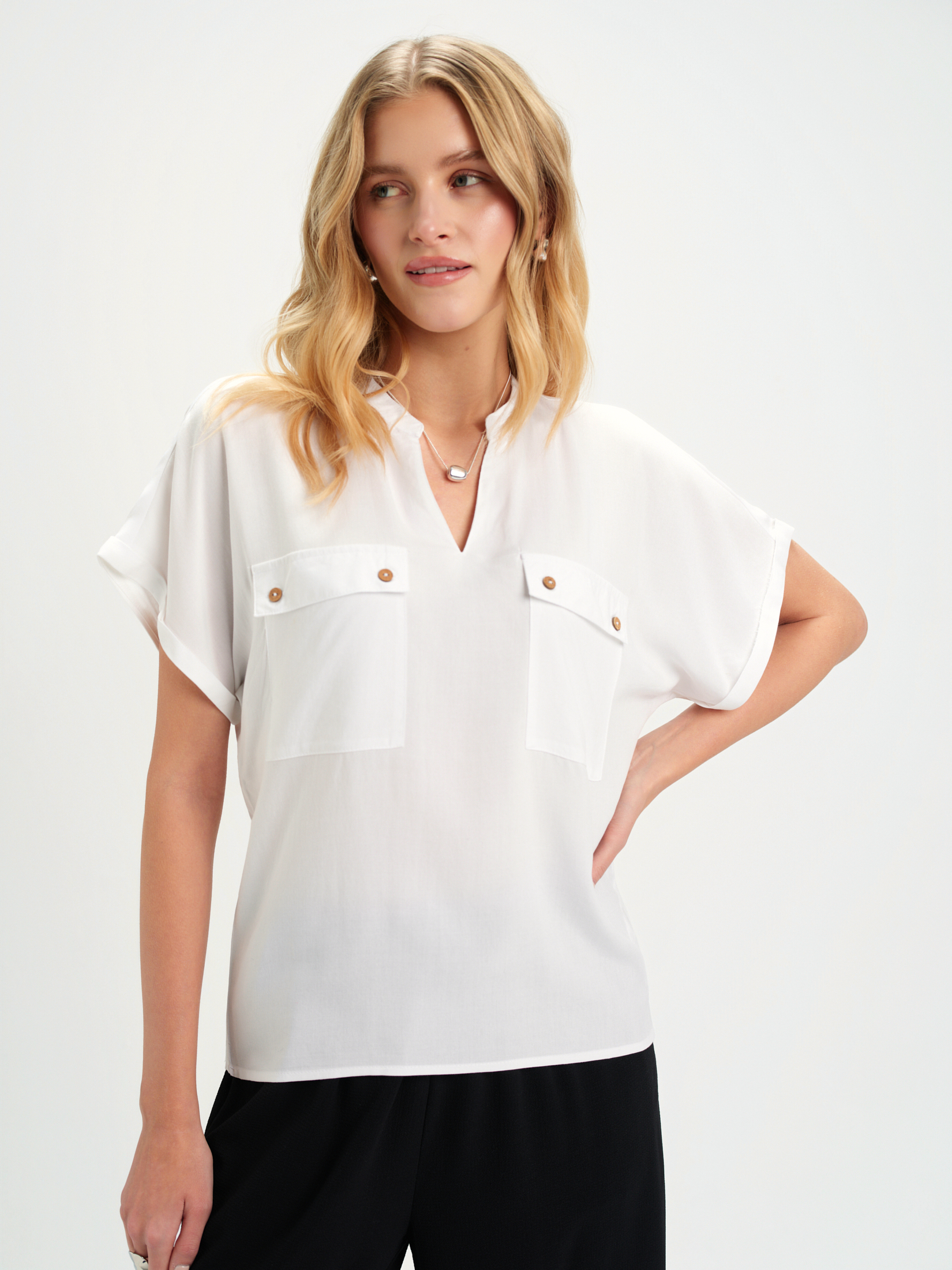 Biała bluzka z kieszeniami 