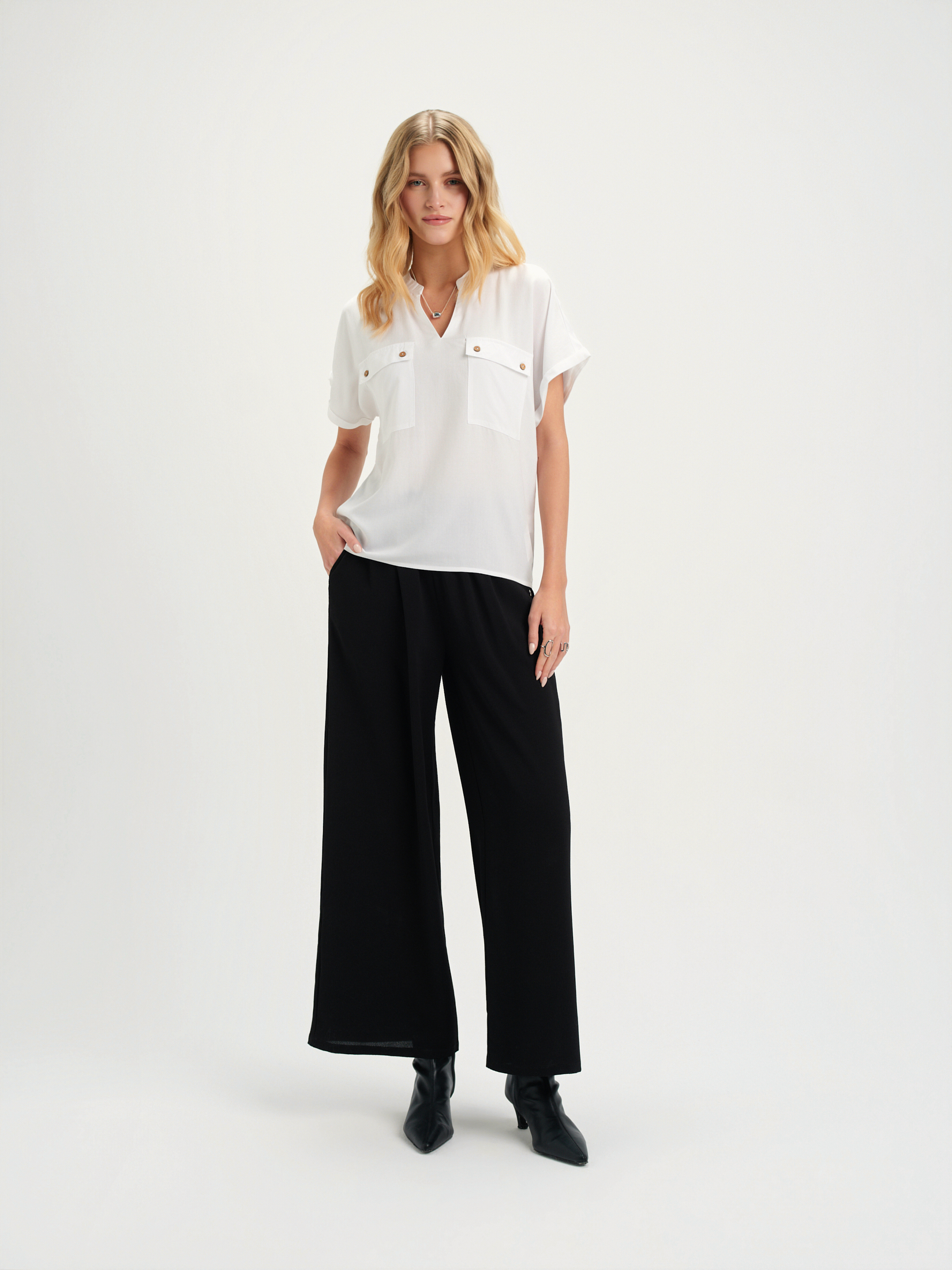 Biała bluzka z kieszeniami 