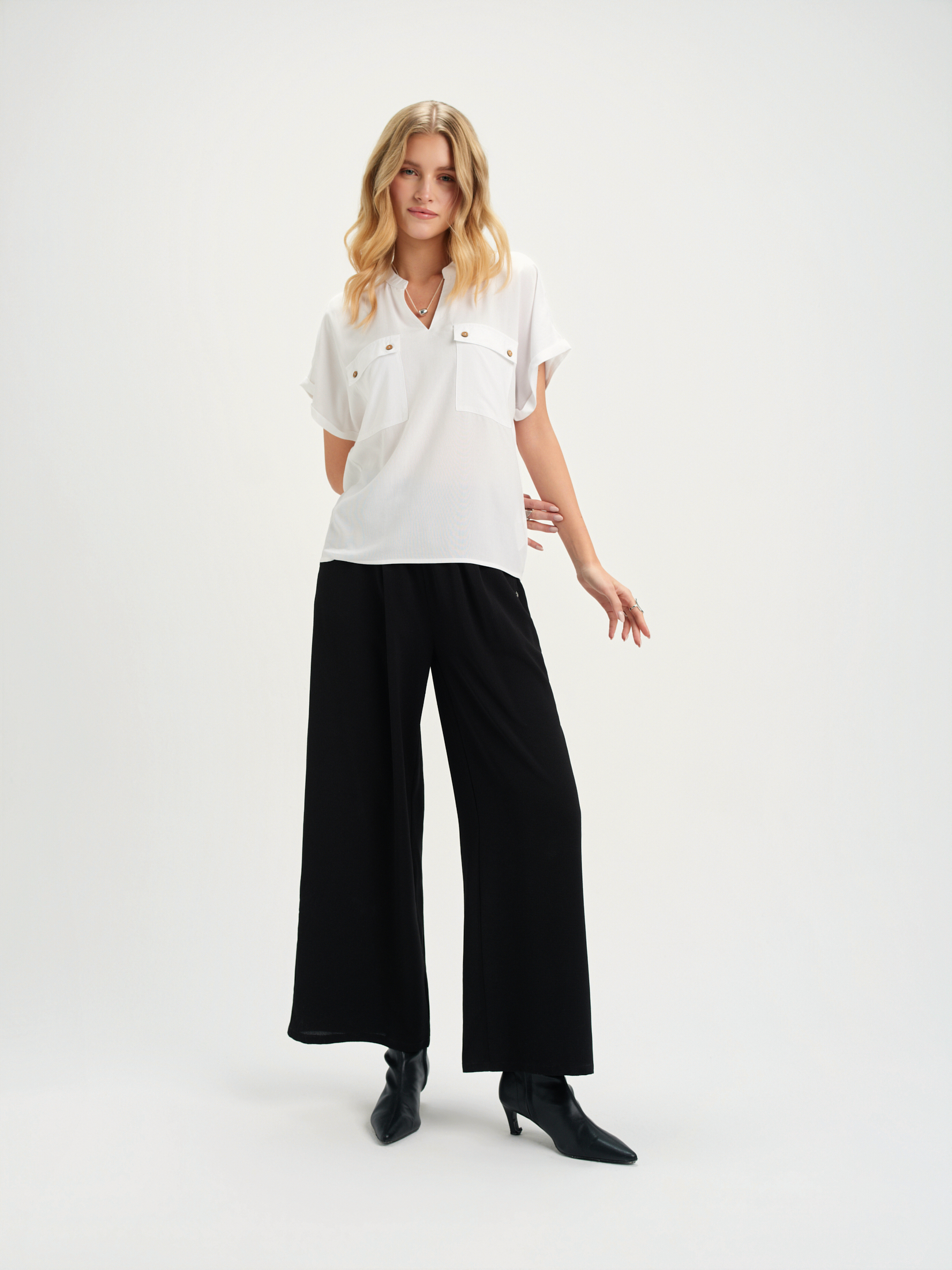 Biała bluzka z kieszeniami 