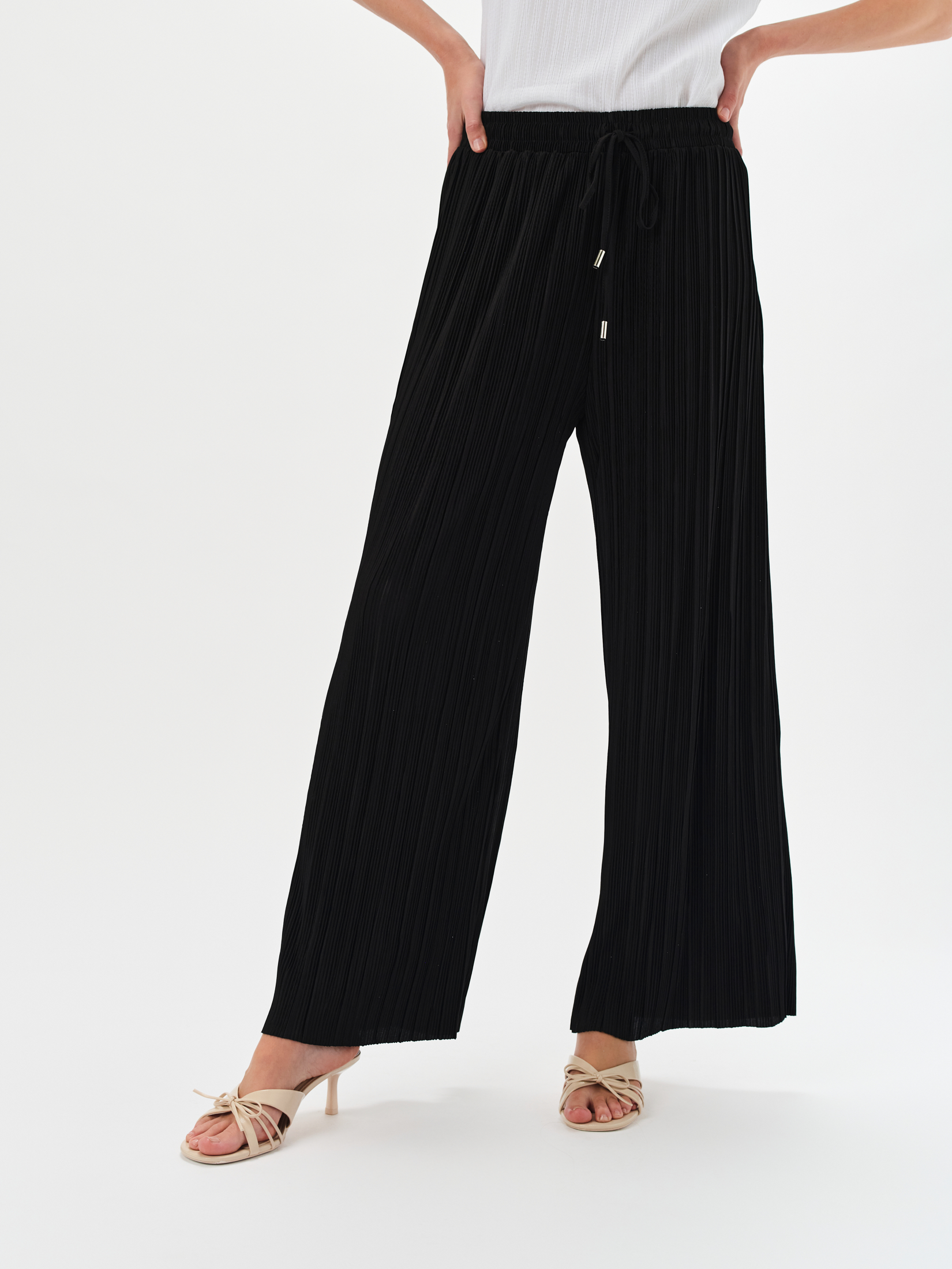 Czarne spodnie o strukturalnej fakturze