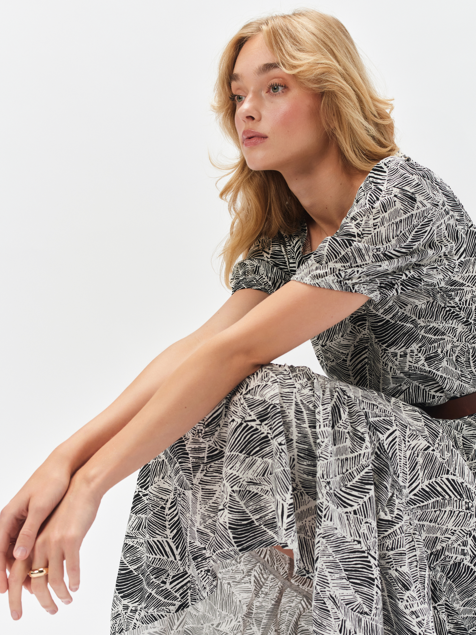 Wzorzysta sukienka z paskiem w talii 