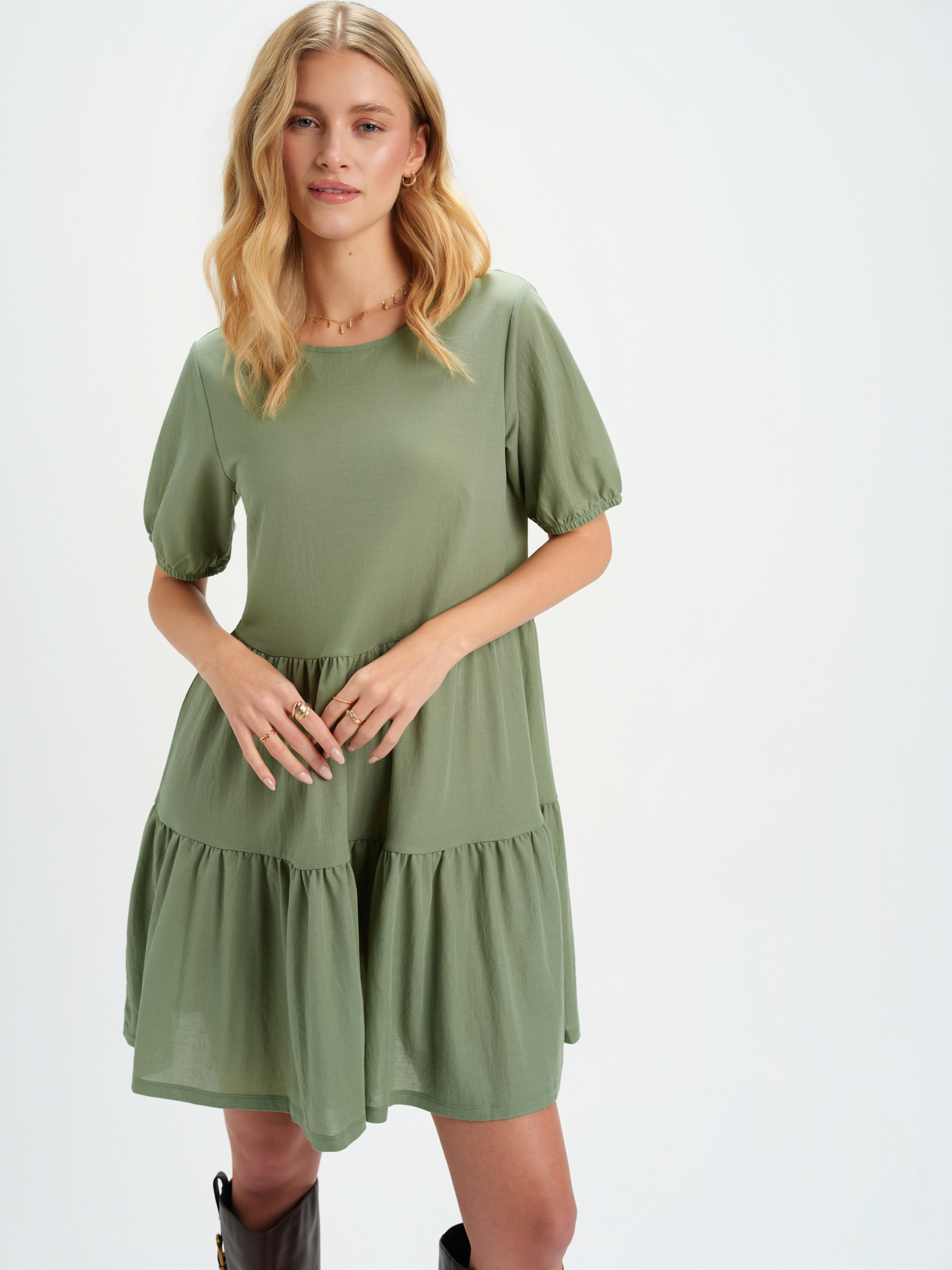 Oliwkowa sukienka z falbanką u dołu 