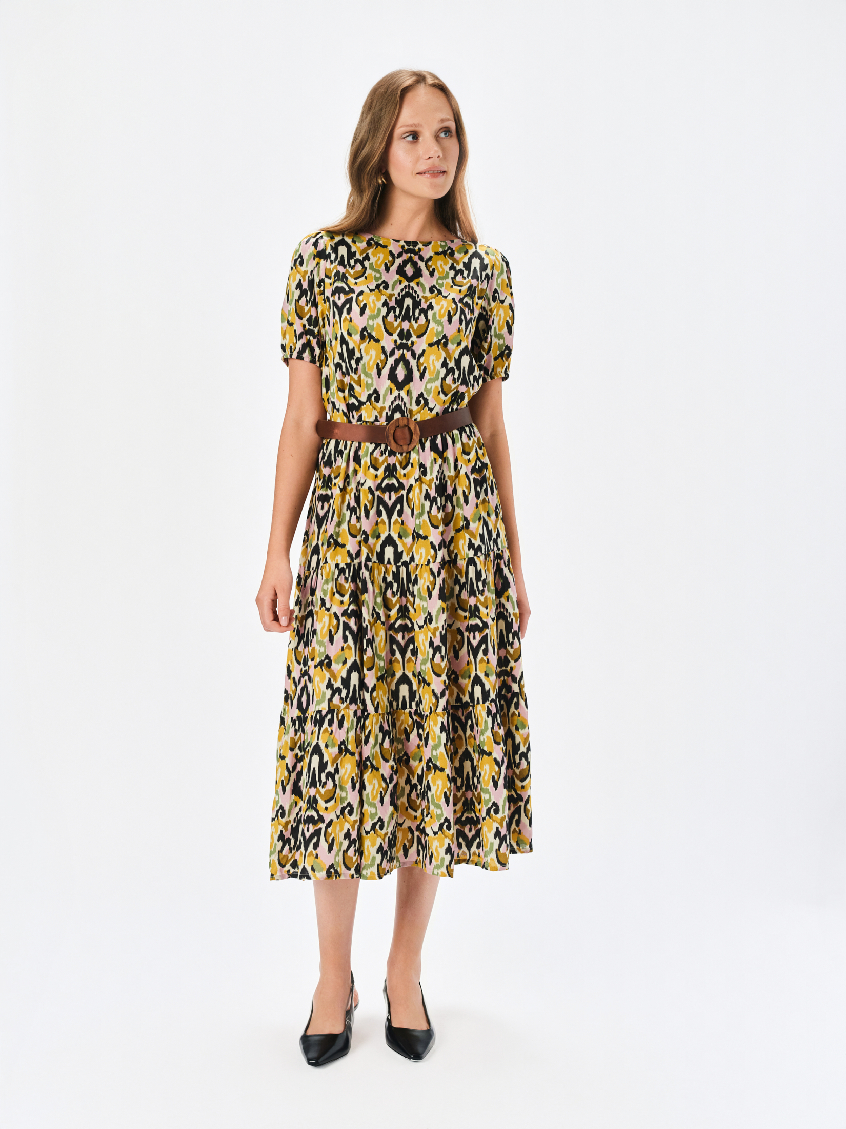 Wzorzysta sukienka z paskiem w talii 