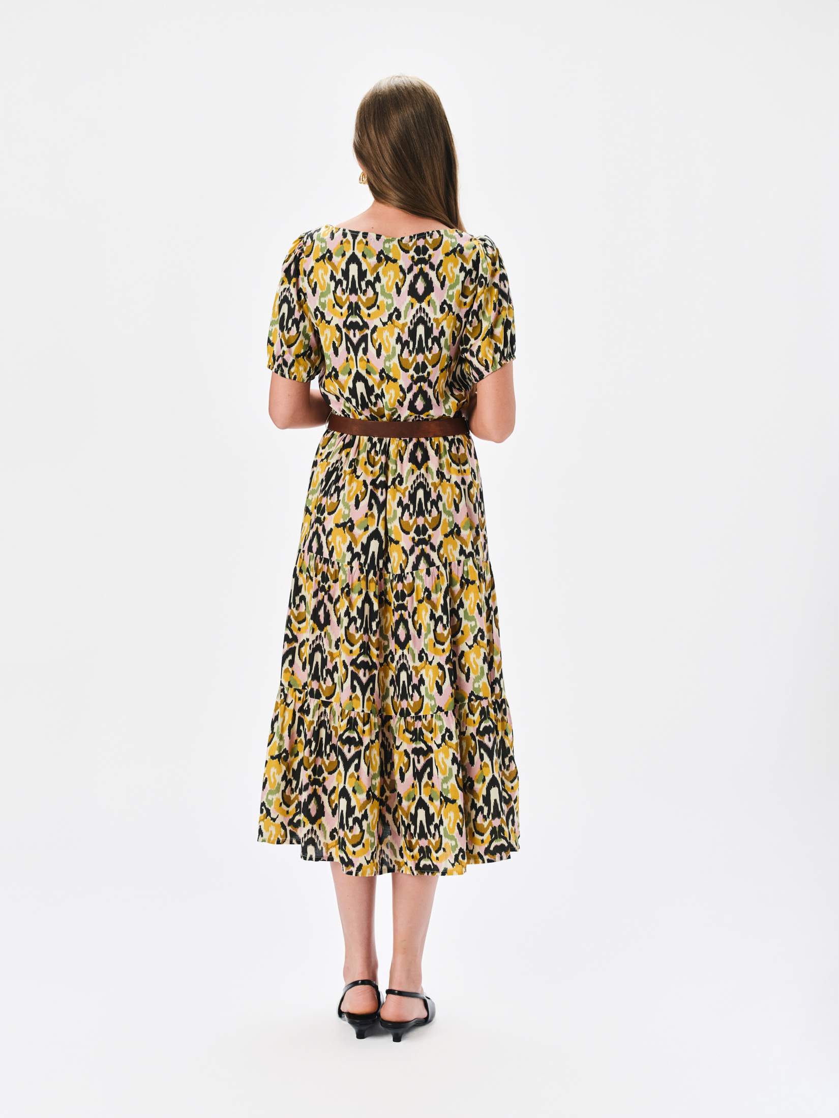 Wzorzysta sukienka z paskiem w talii 