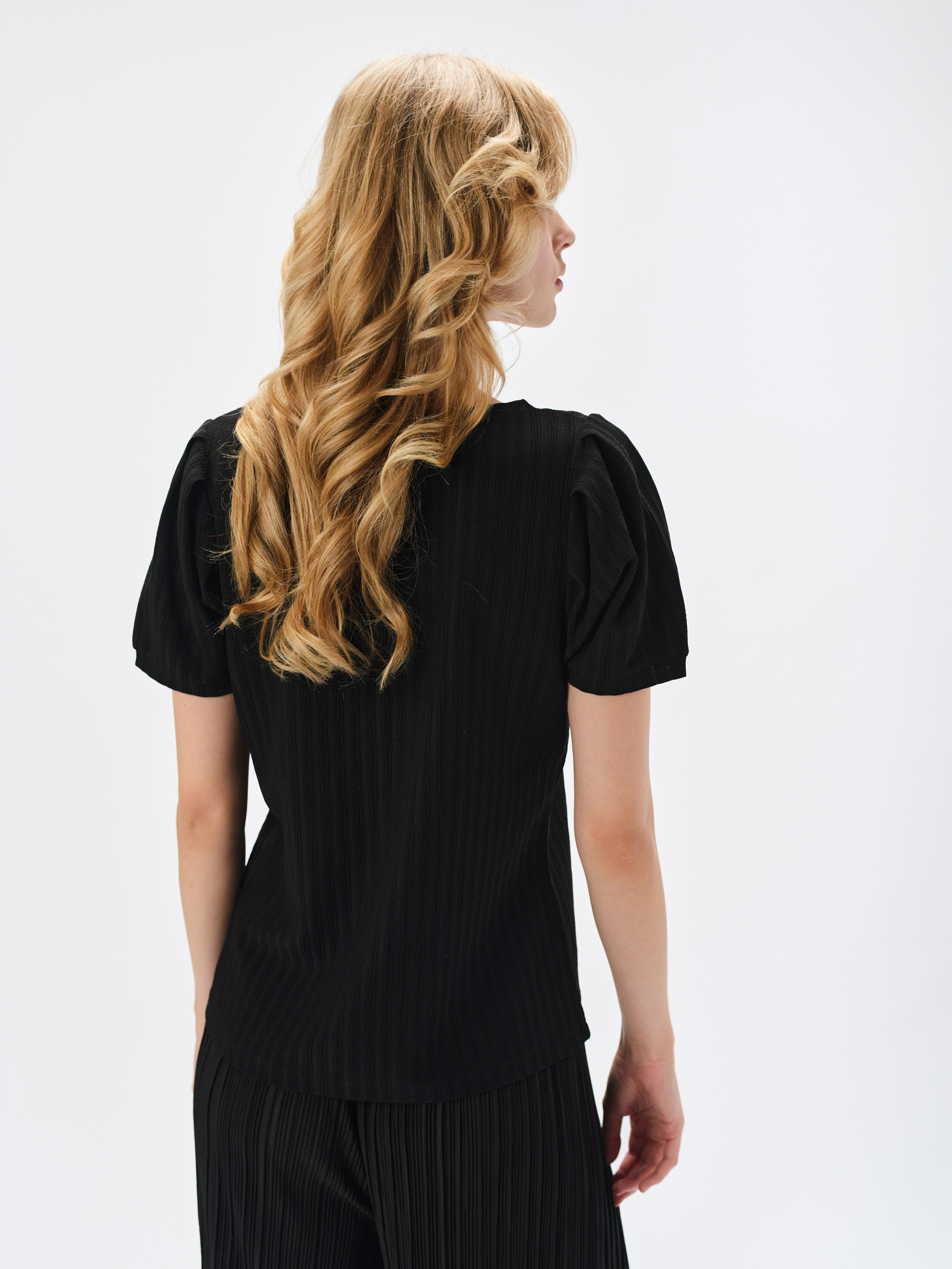 Top w prążek z bufiastym rękawem 