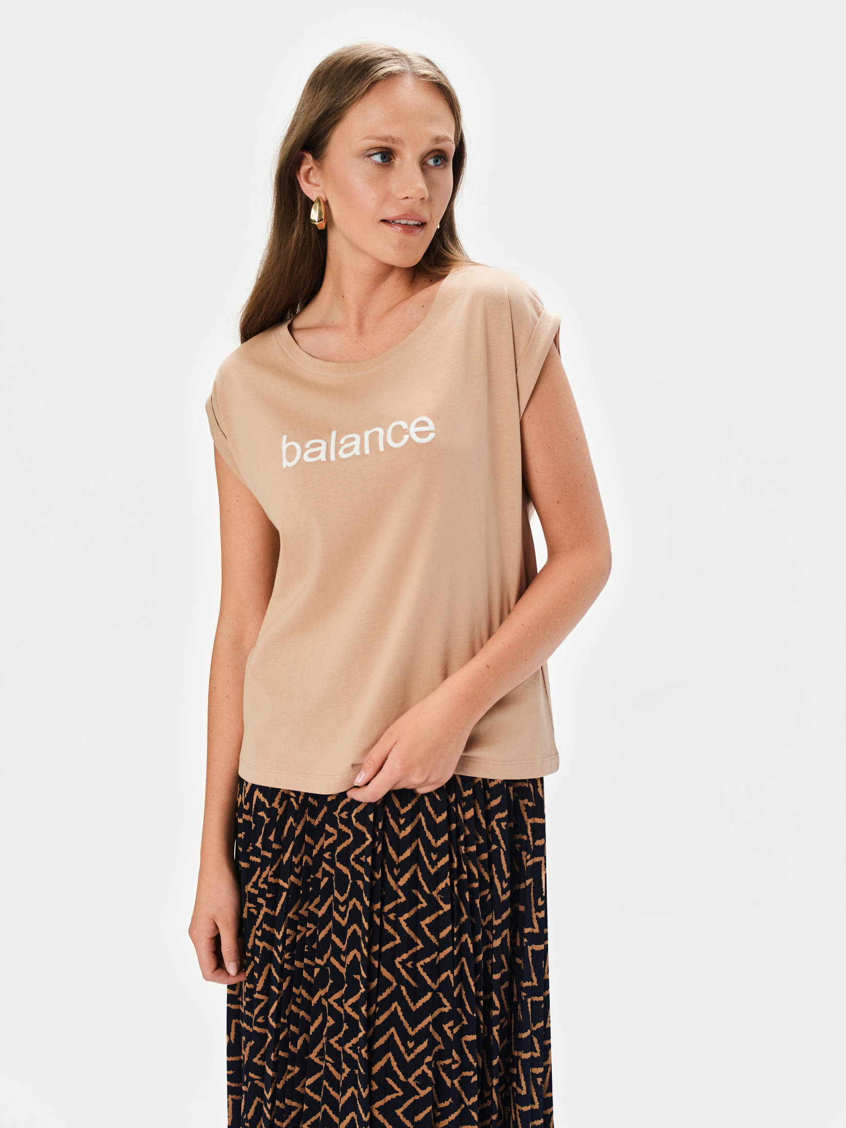 T-shirt beżowy z napisem 
