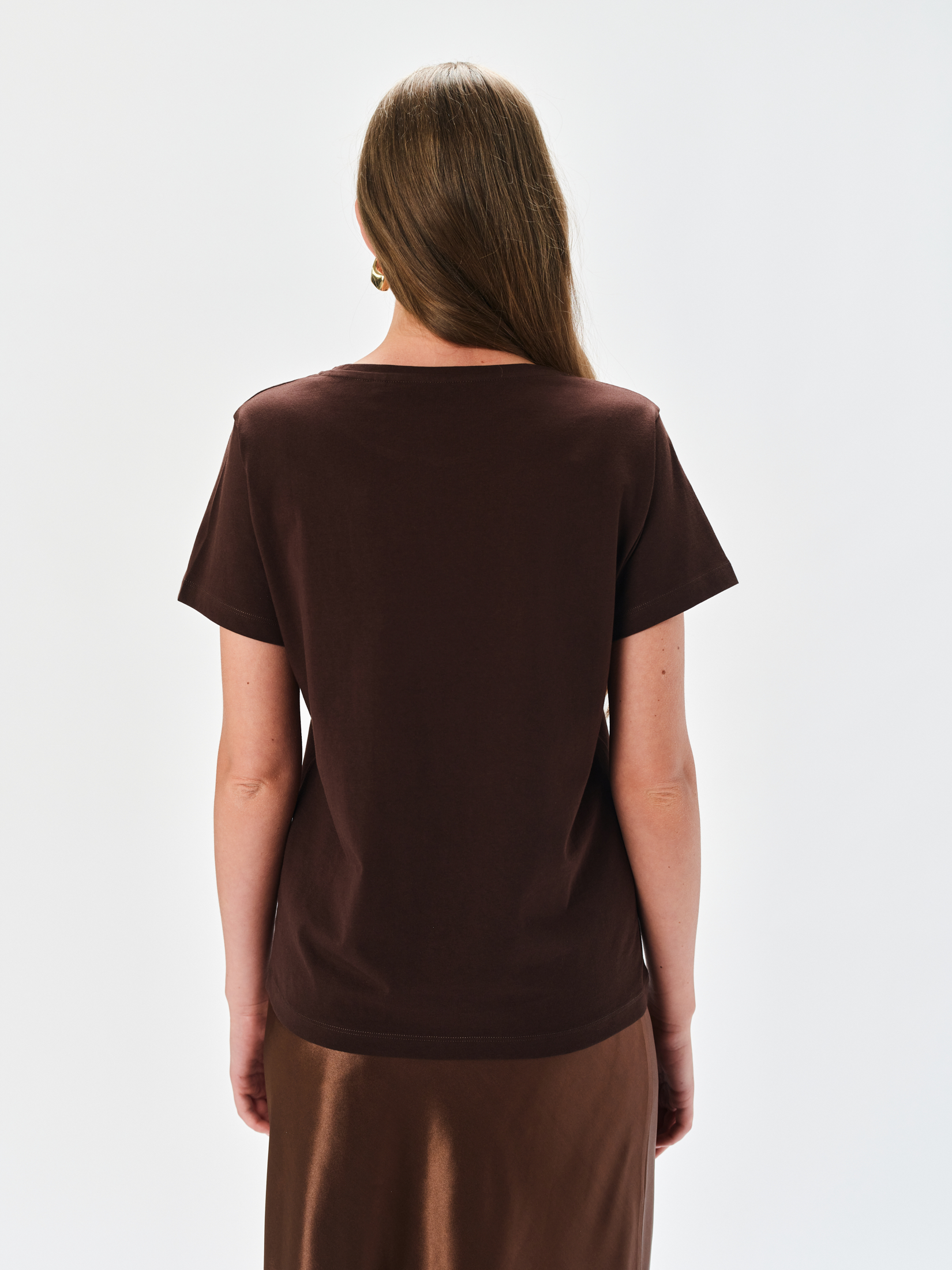 T-shirt w kolorze ciemnobrązowym z połyskującym napisem 