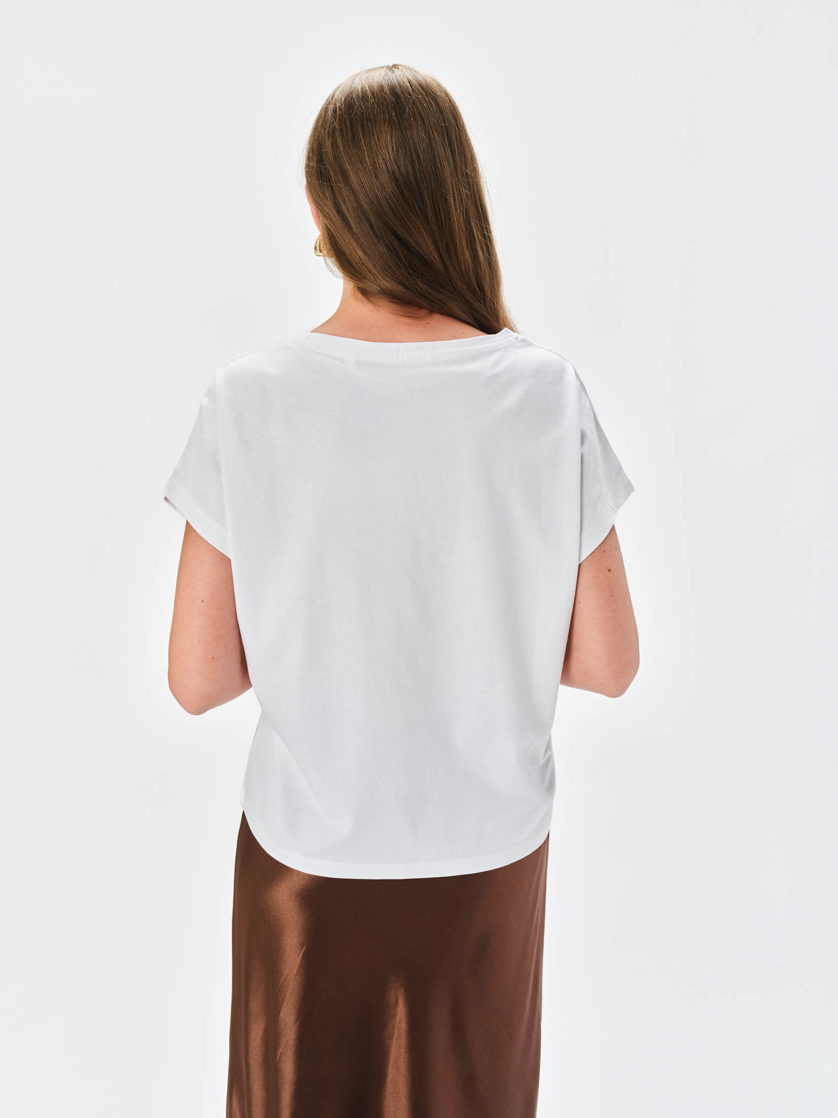 Biały t-shirt z intrygującym napisem 