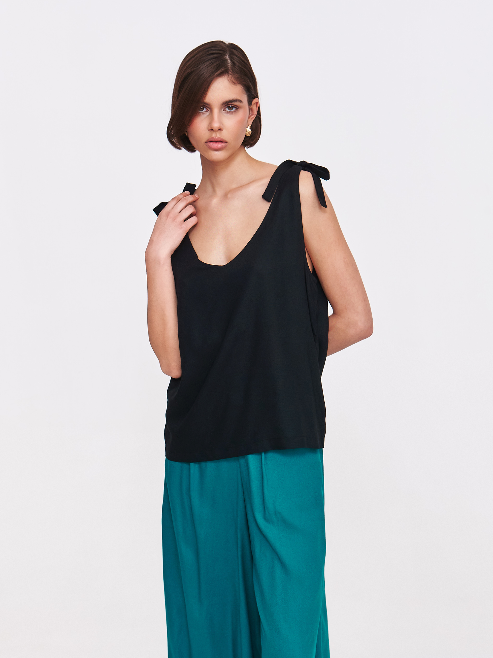 Czarna bluzka z wiązaniem na ramionach 