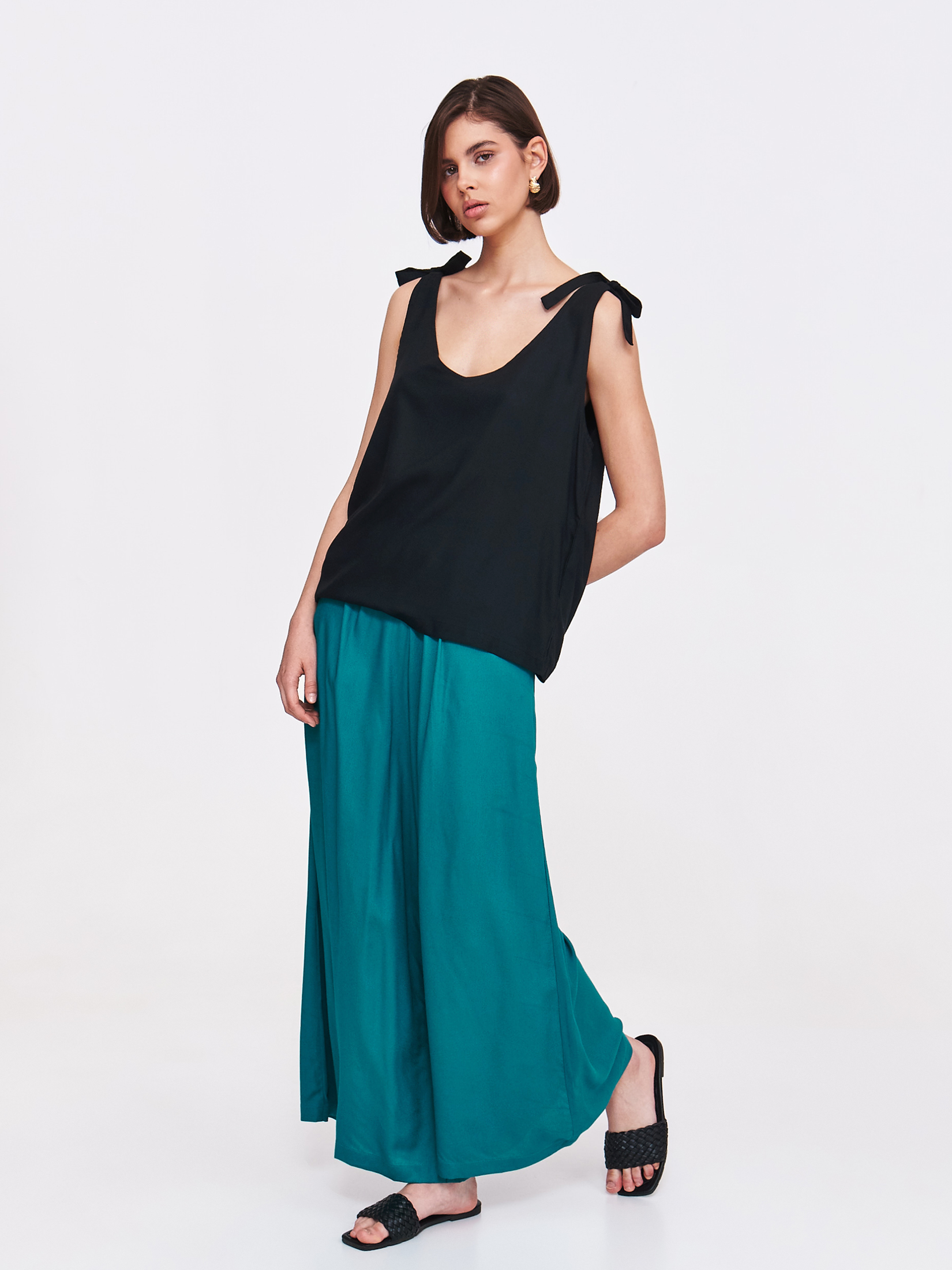 Czarna bluzka z wiązaniem na ramionach 