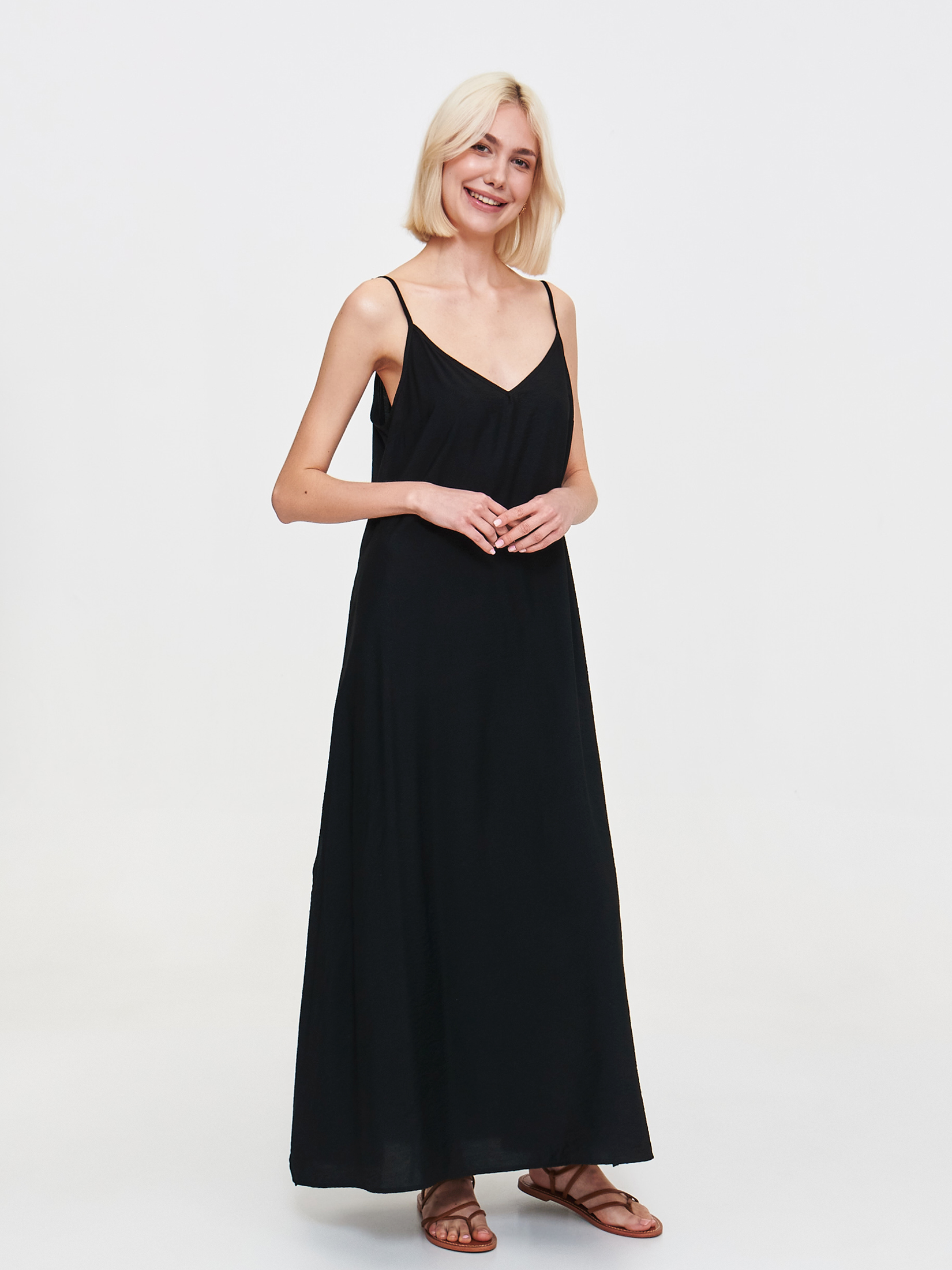 Czarna luźna sukienka na ramiączkach 