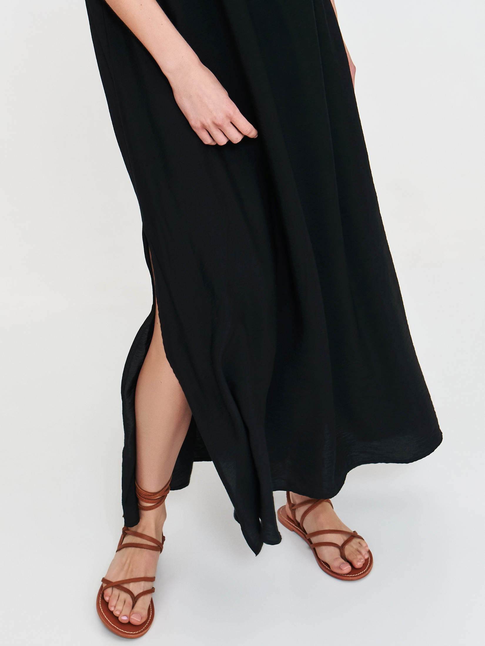 Czarna luźna sukienka na ramiączkach 