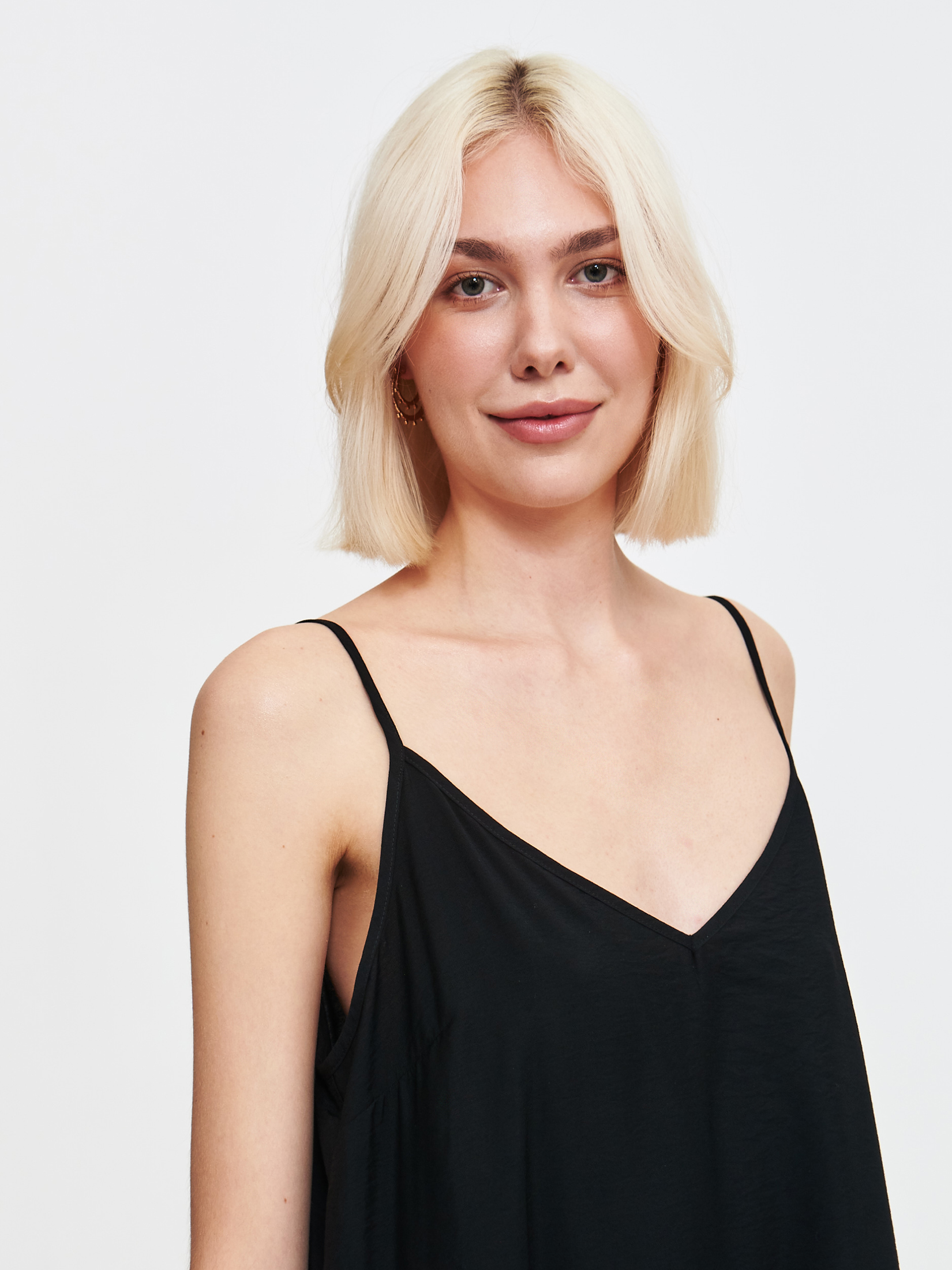 Czarna luźna sukienka na ramiączkach 