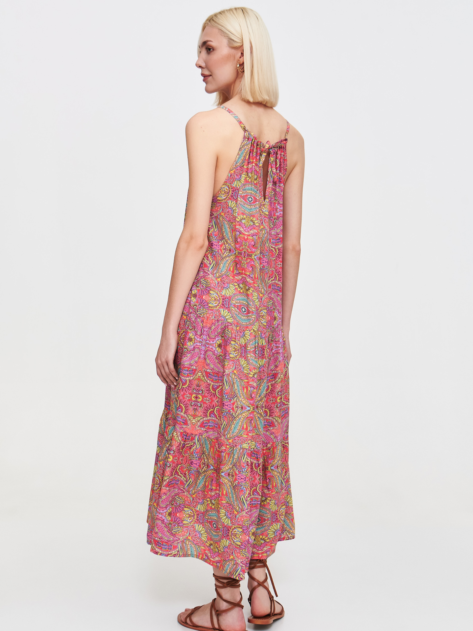 Sukienka z efektownym dekoltem halter 