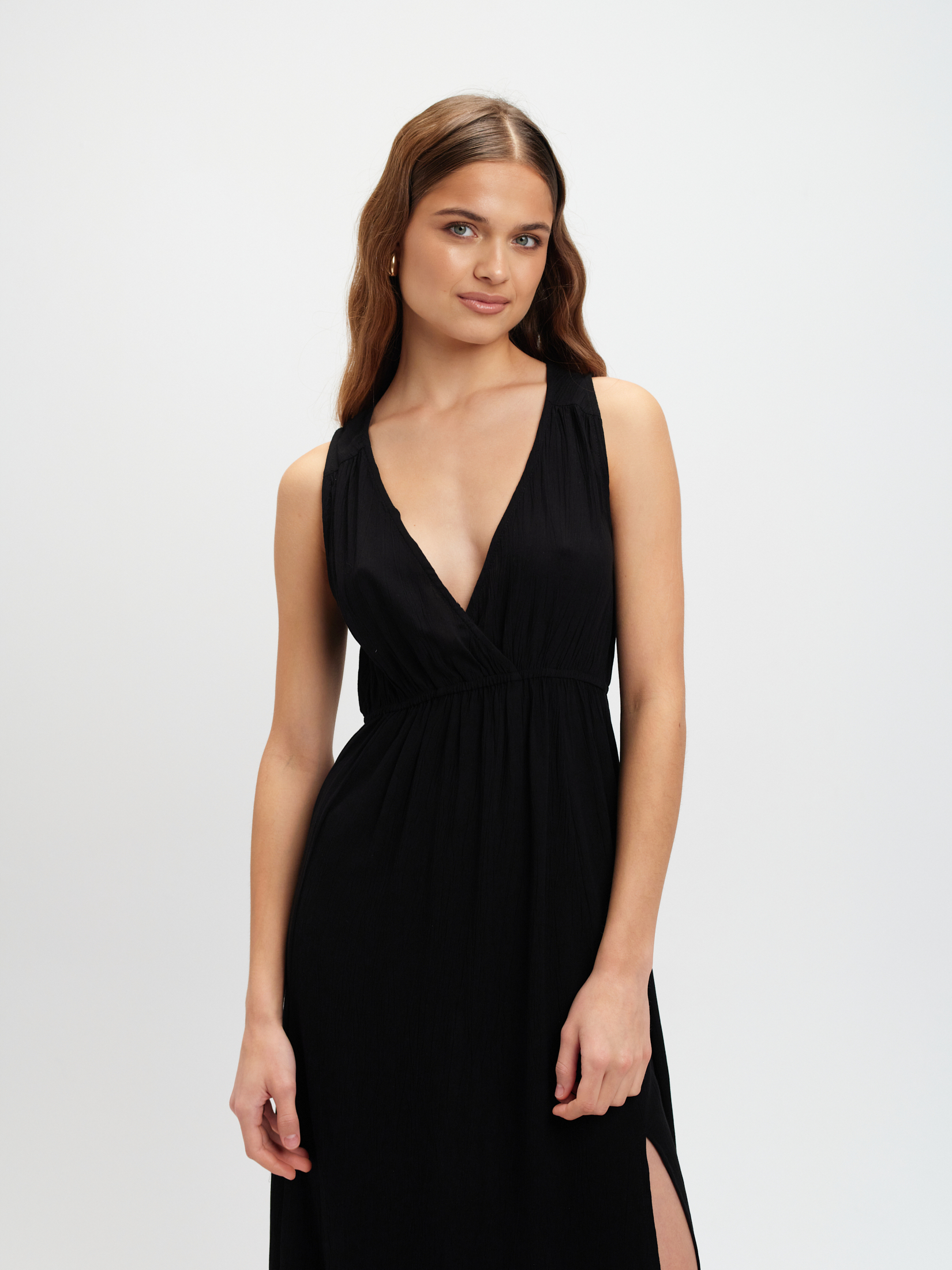 Czarna sukienka z głębokim dekoltem 