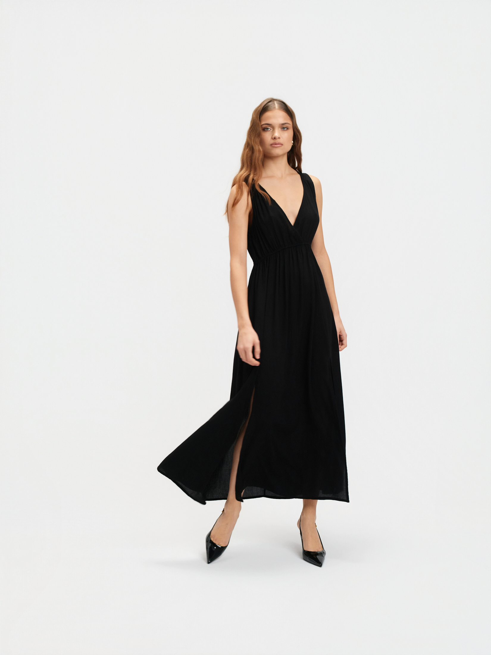 Czarna sukienka z głębokim dekoltem 