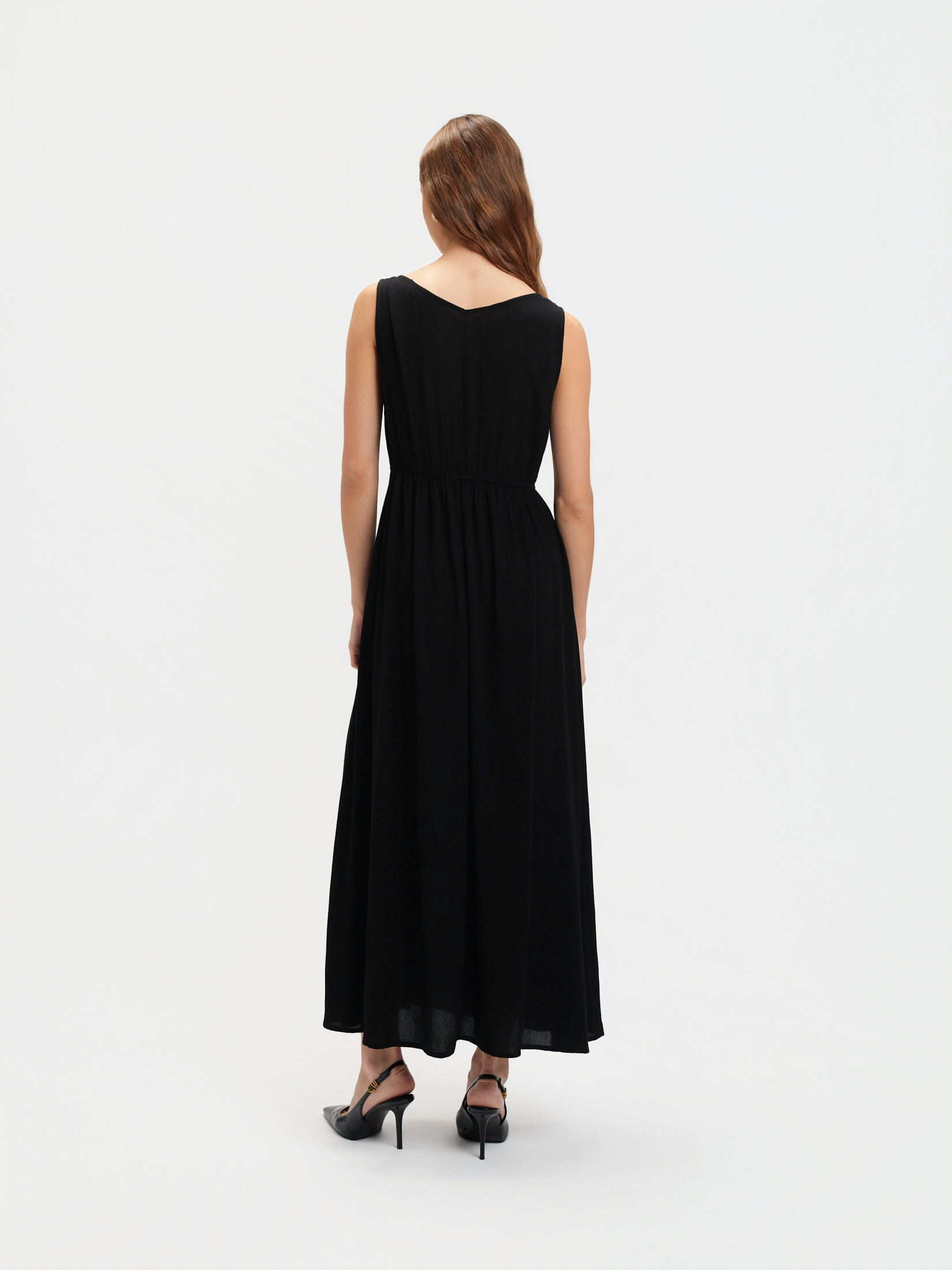 Czarna sukienka z głębokim dekoltem 