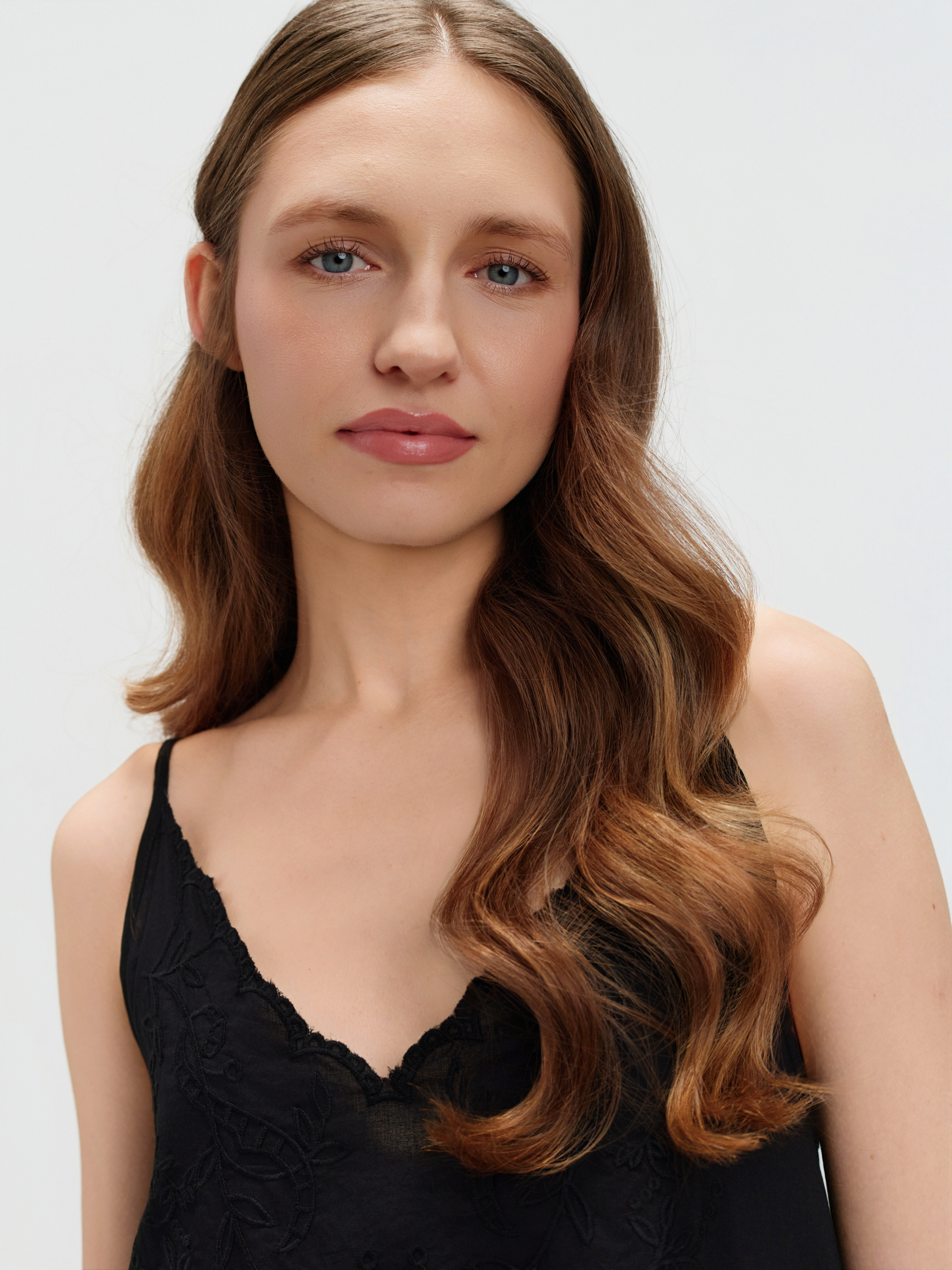 Zwiewna sukienka na ramiączkach 