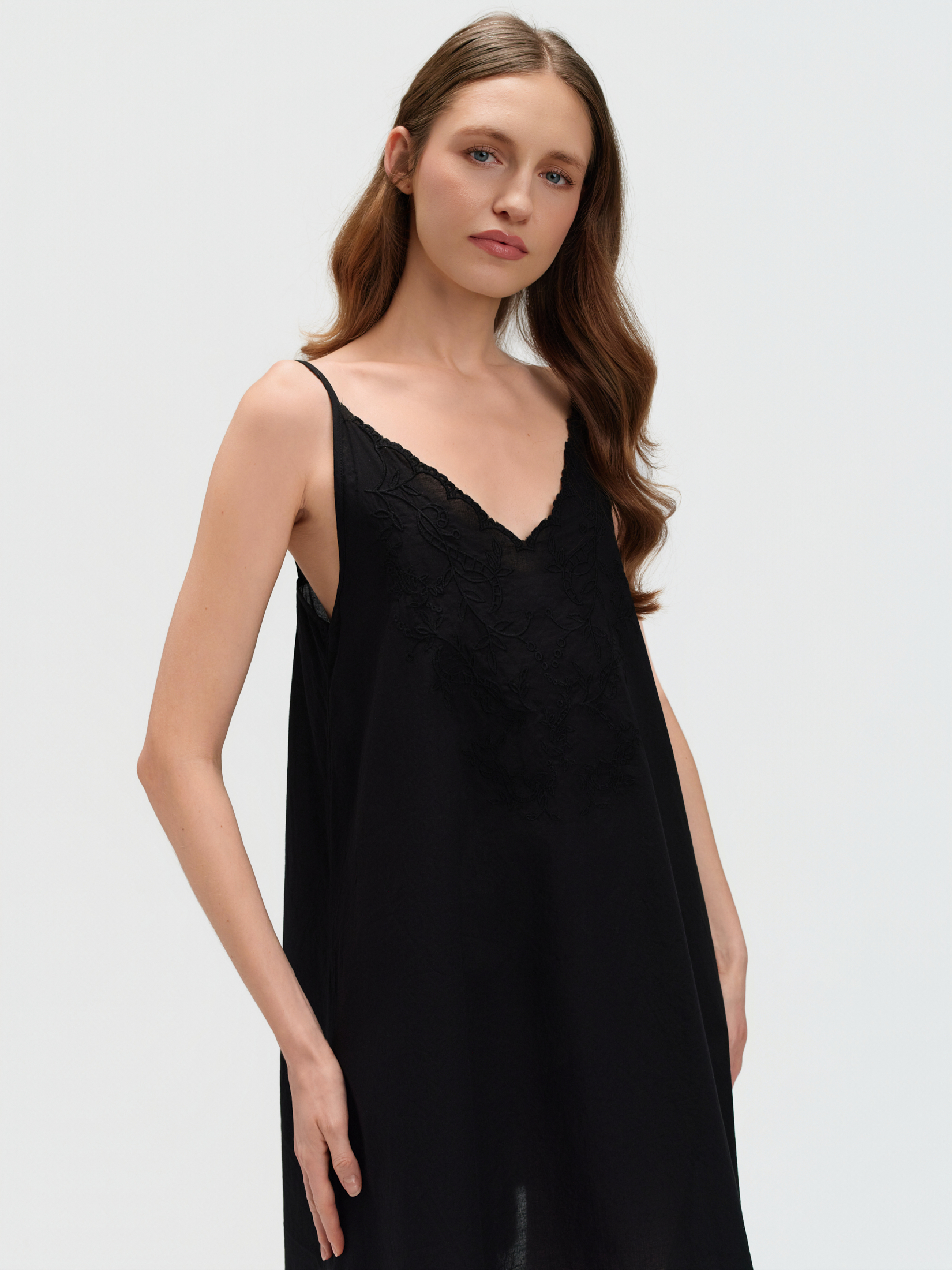 Zwiewna sukienka na ramiączkach 