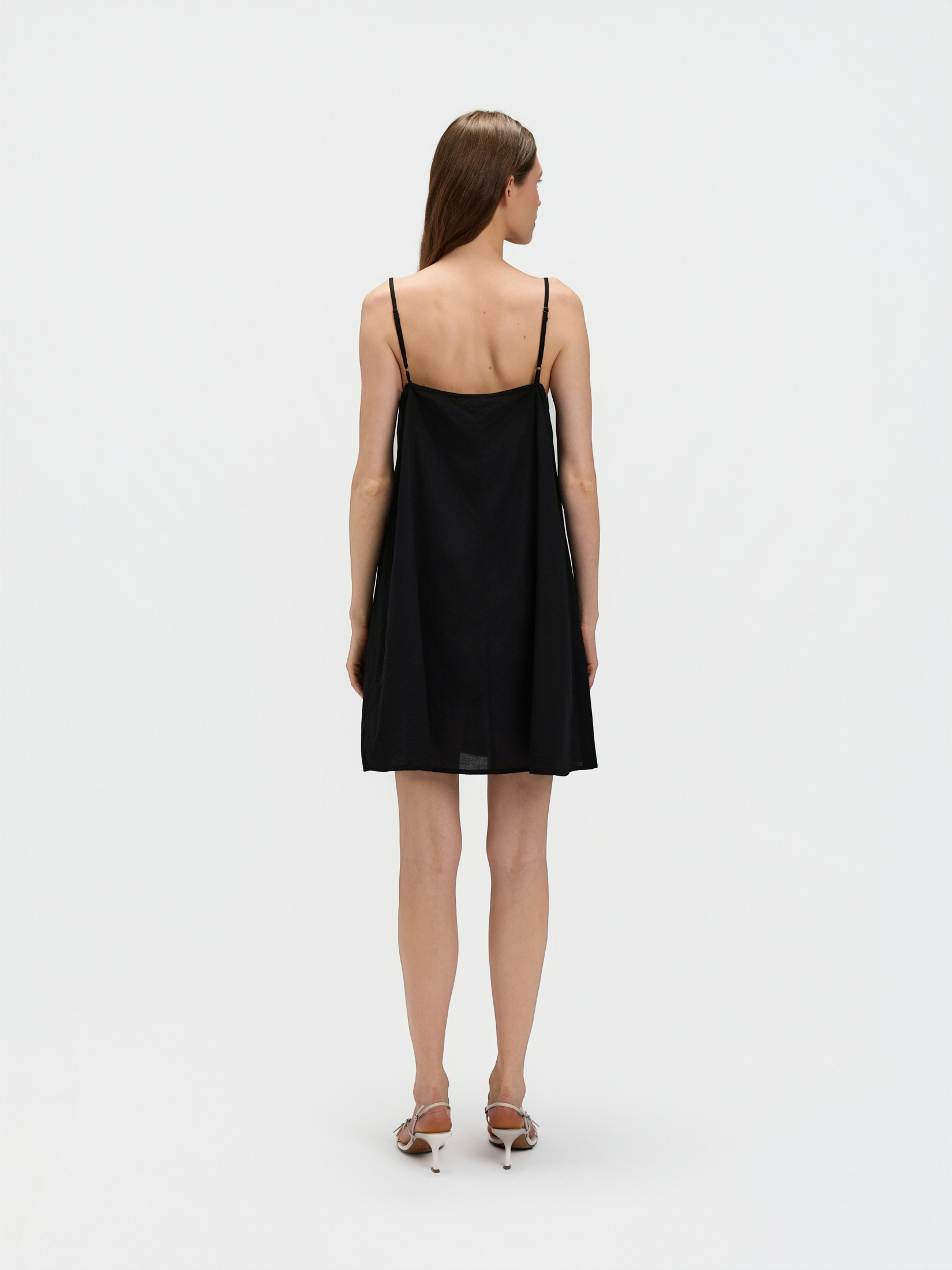 Zwiewna sukienka na ramiączkach 